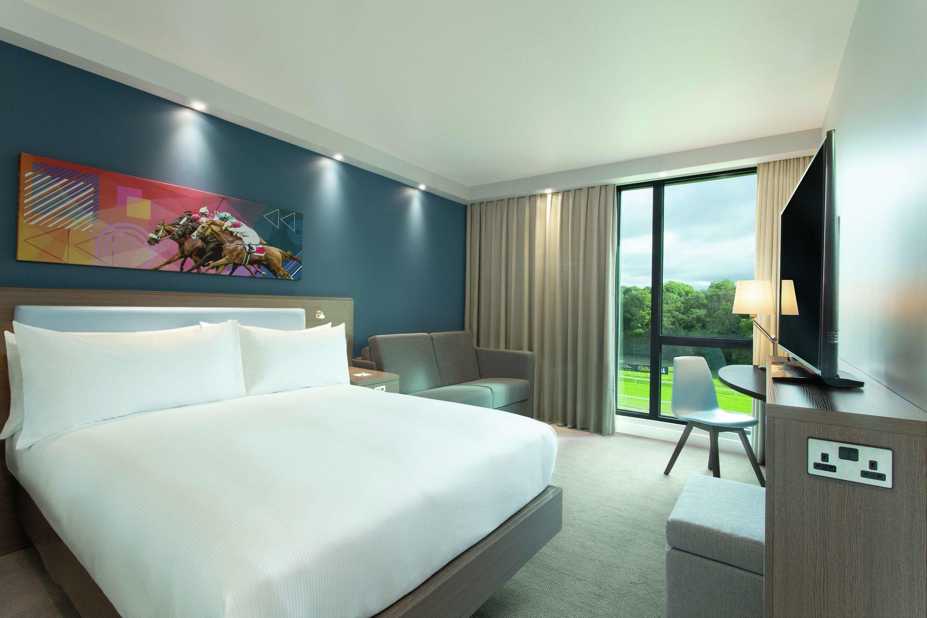 Hampton By Hilton Hamilton Park — photo 4