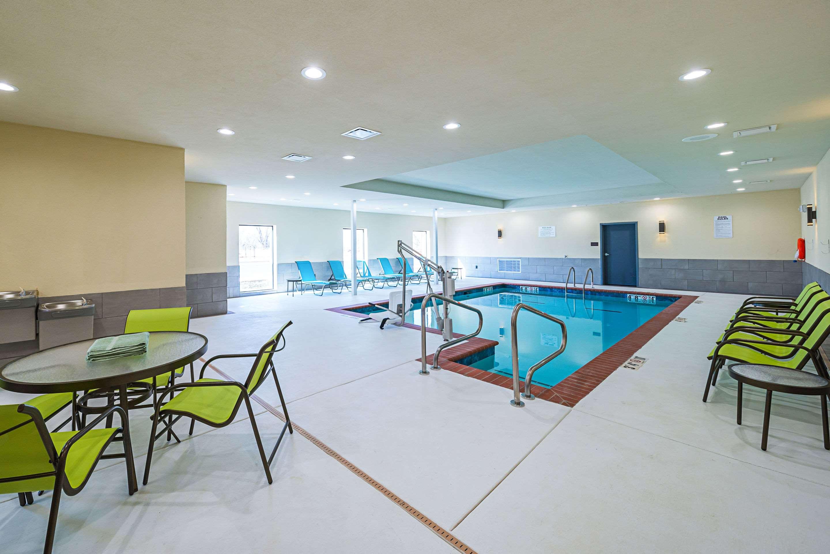Comfort Inn & Suites — photo 4