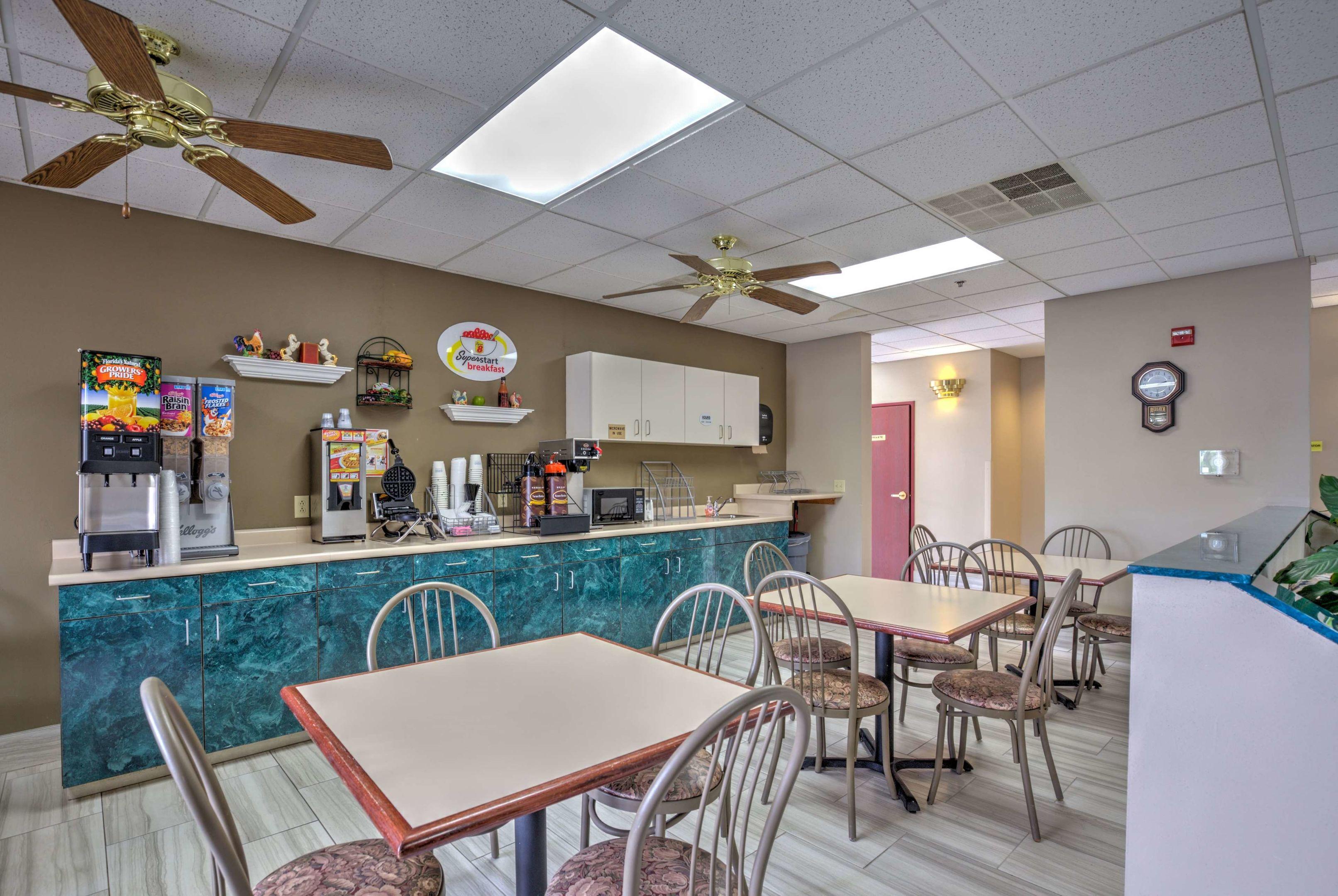 Super 8 by Wyndham Waterloo — photo 3