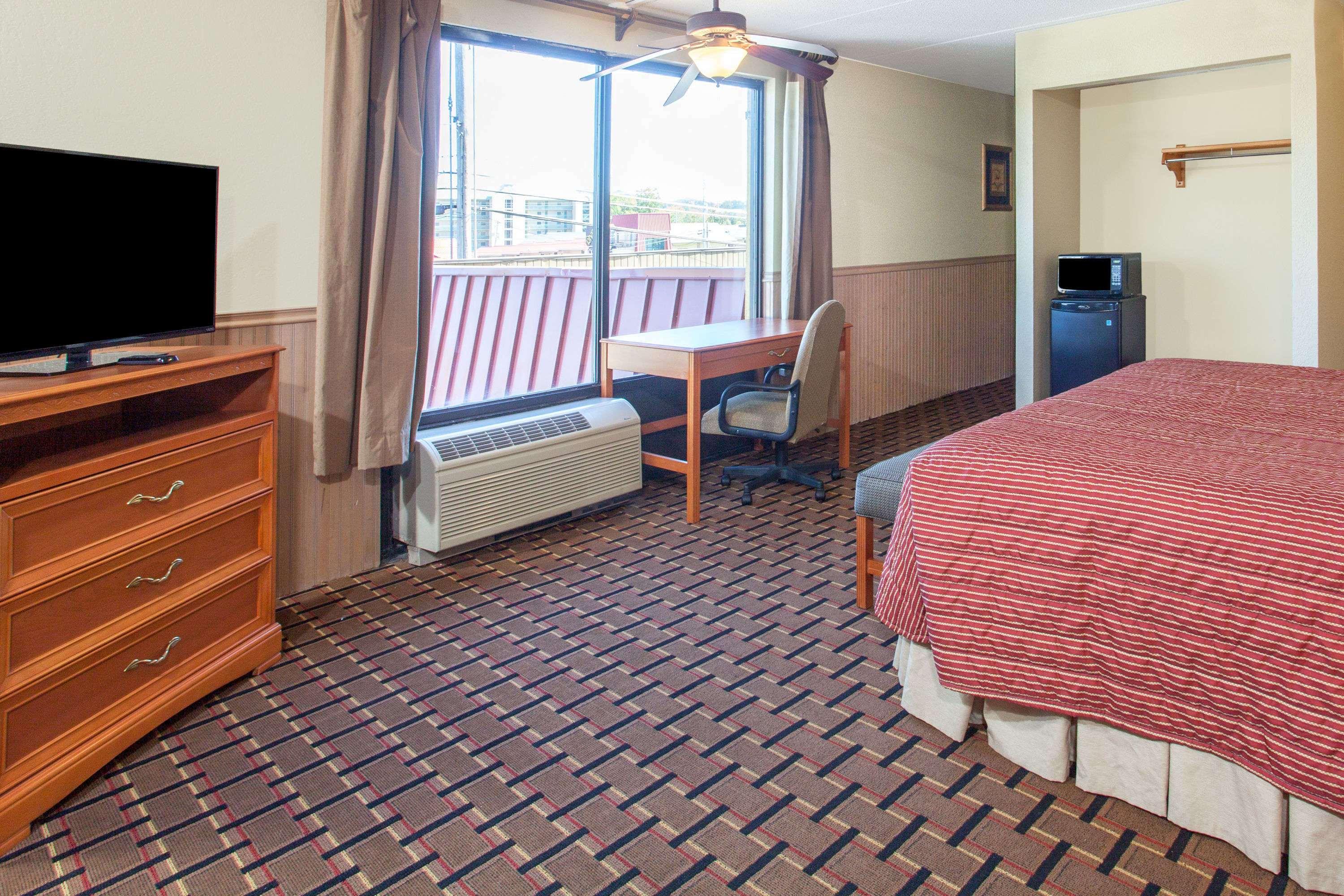 Days Inn & Suites Pigeon Forge — photo 4