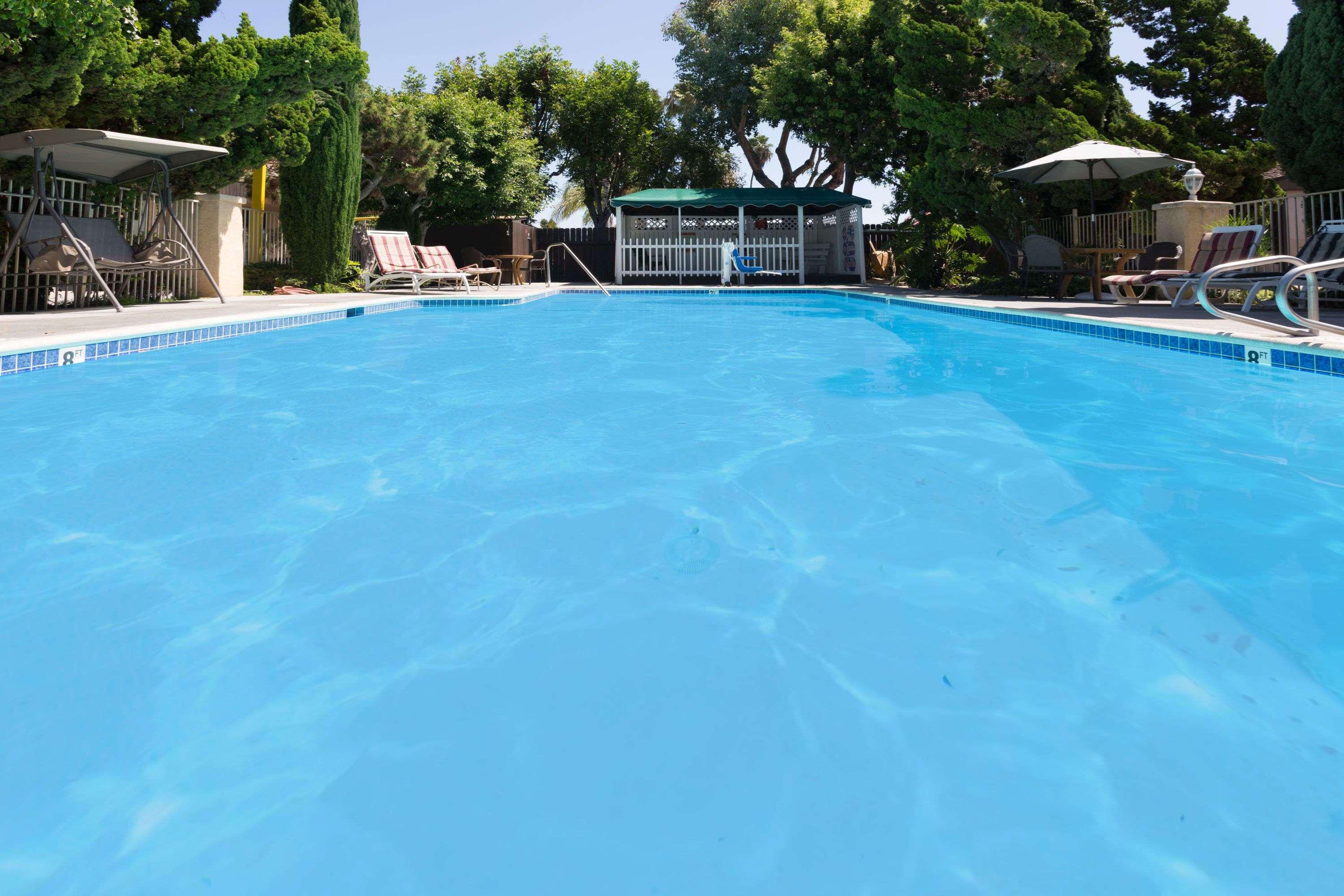 Super 8 by Wyndham Costa Mesa/Newport Beach Area — photo 4