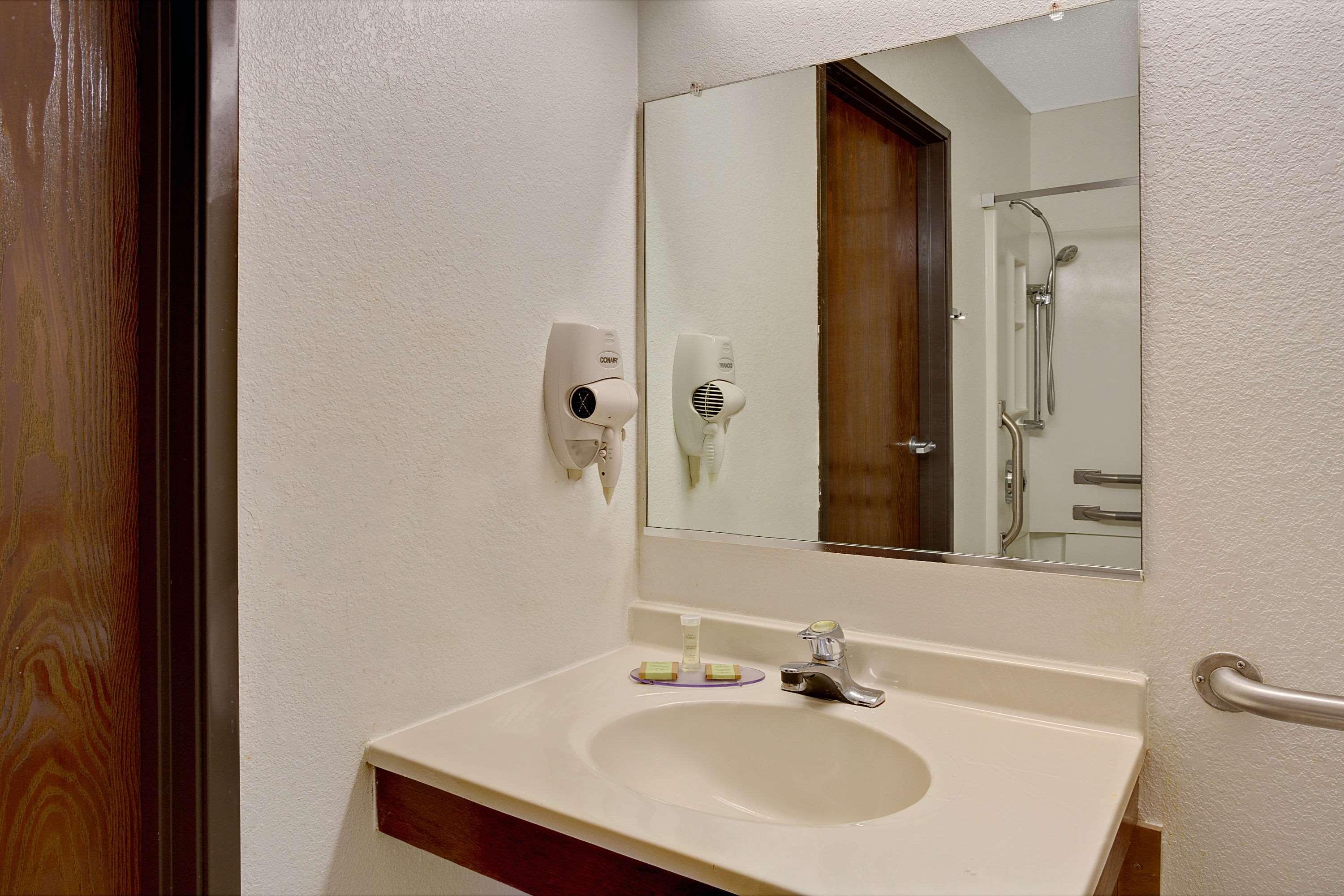 Super 8 by Wyndham Newport News/Jefferson Ave. — photo 4