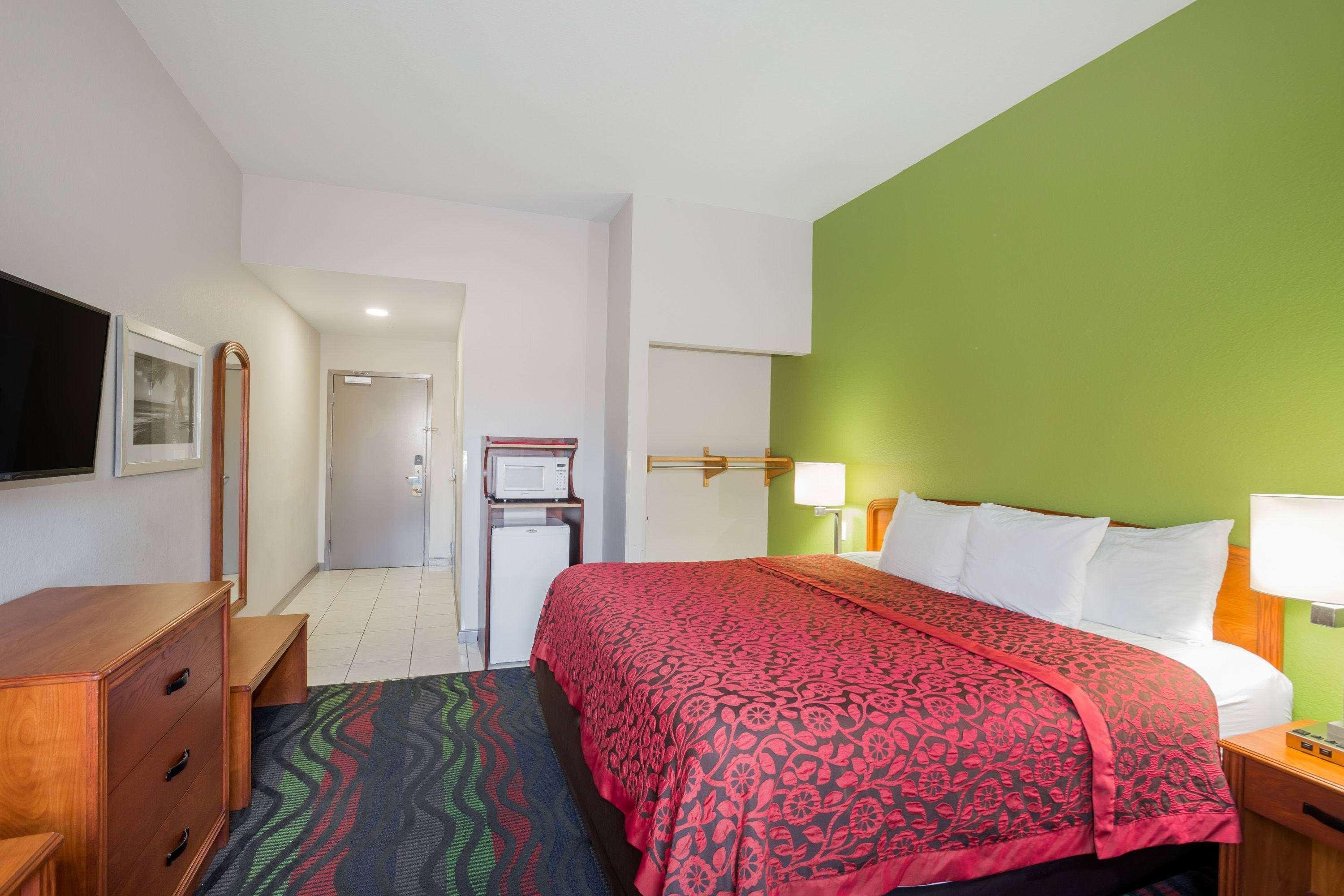 Days Inn & Suites Fort Myers Near JetBlue Park — photo 5