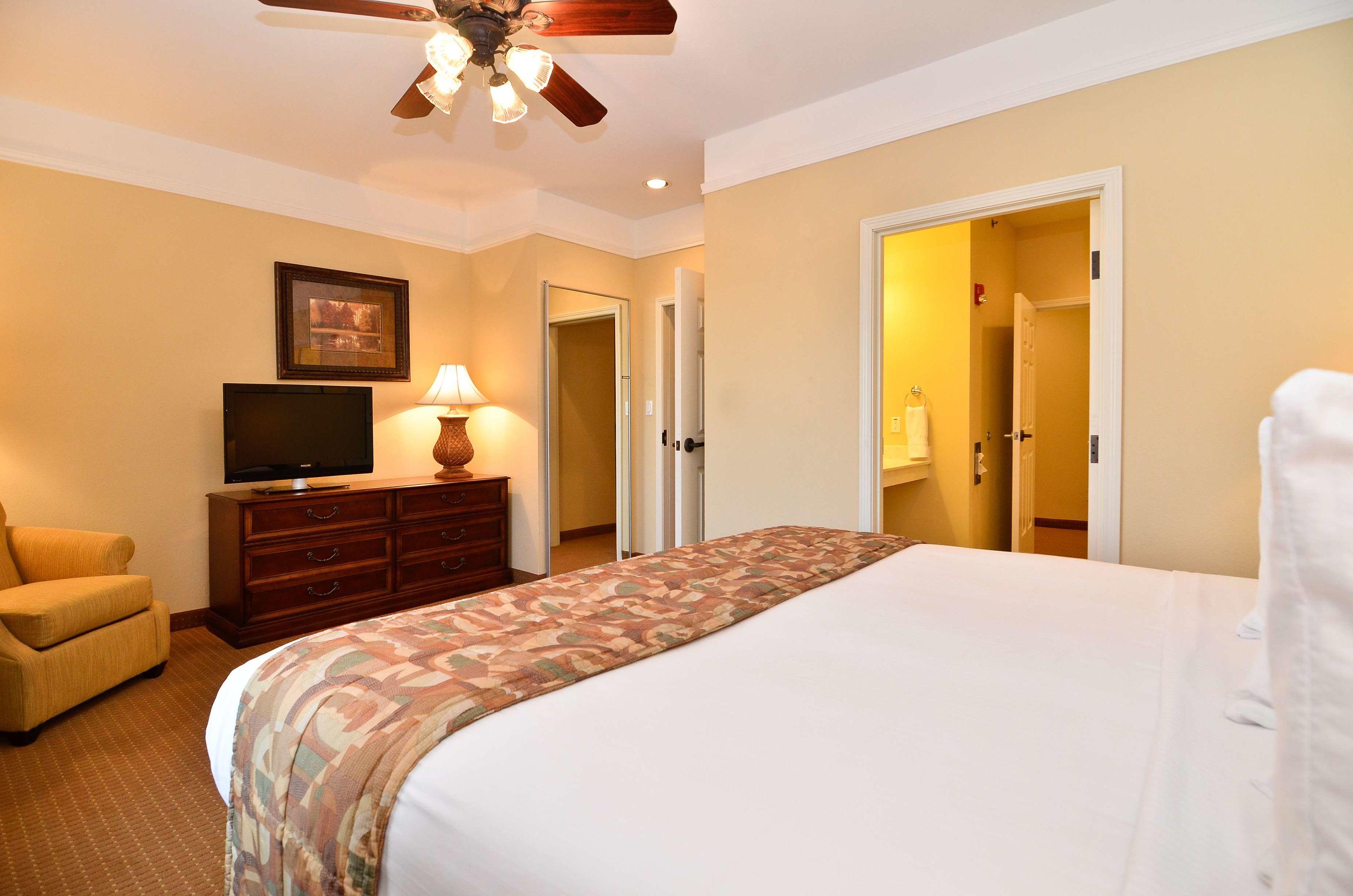 Best Western Plus Monica Royale Inn & Suites — photo 4