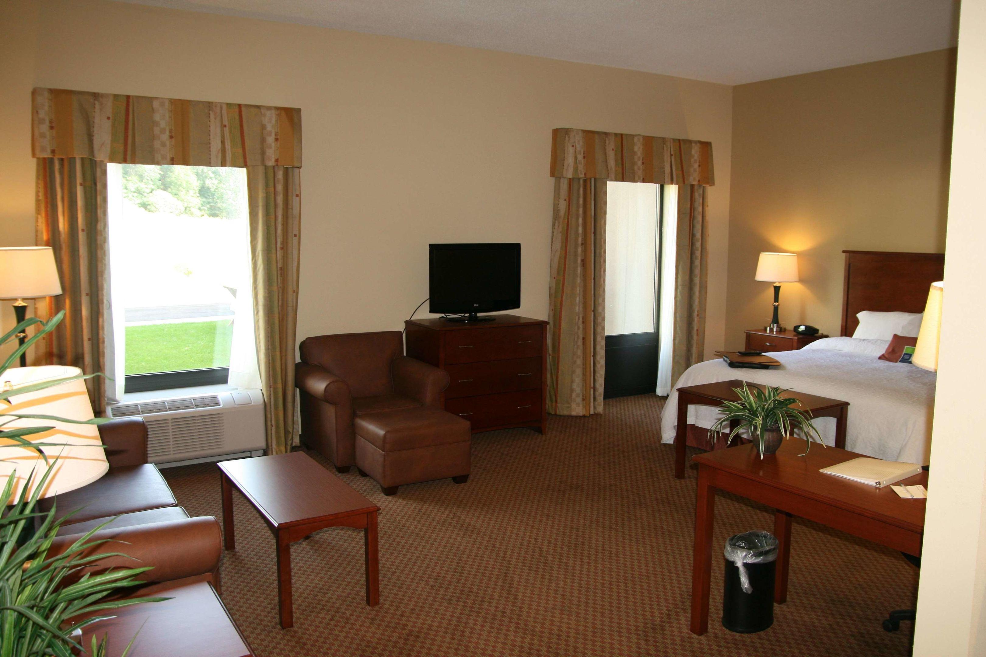 Hampton Inn & Suites Warren — photo 5