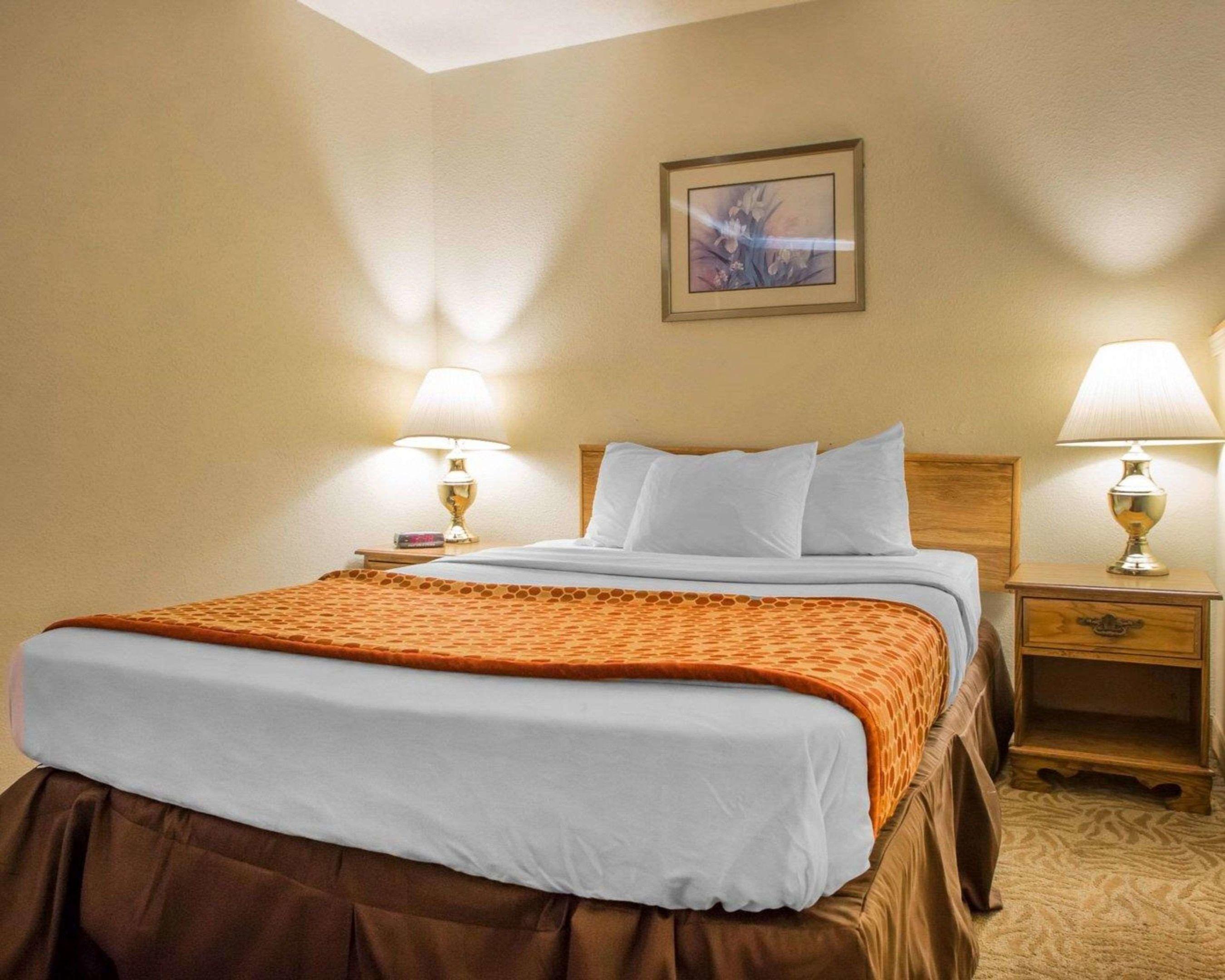 Econo Lodge Inn & Suites — photo 5