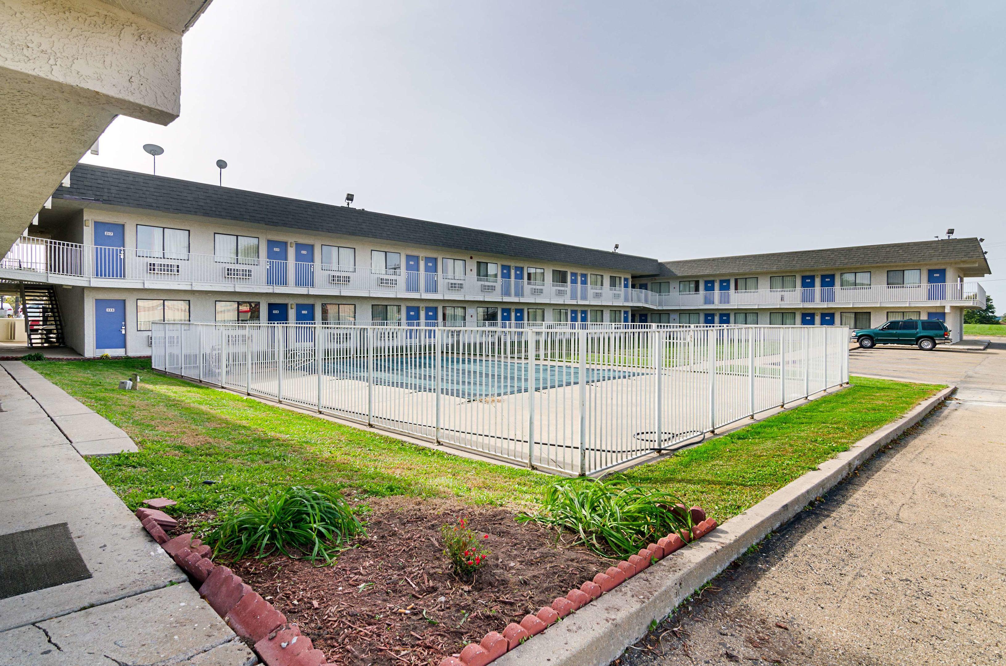 Motel 6 Topeka Northwest — photo 5