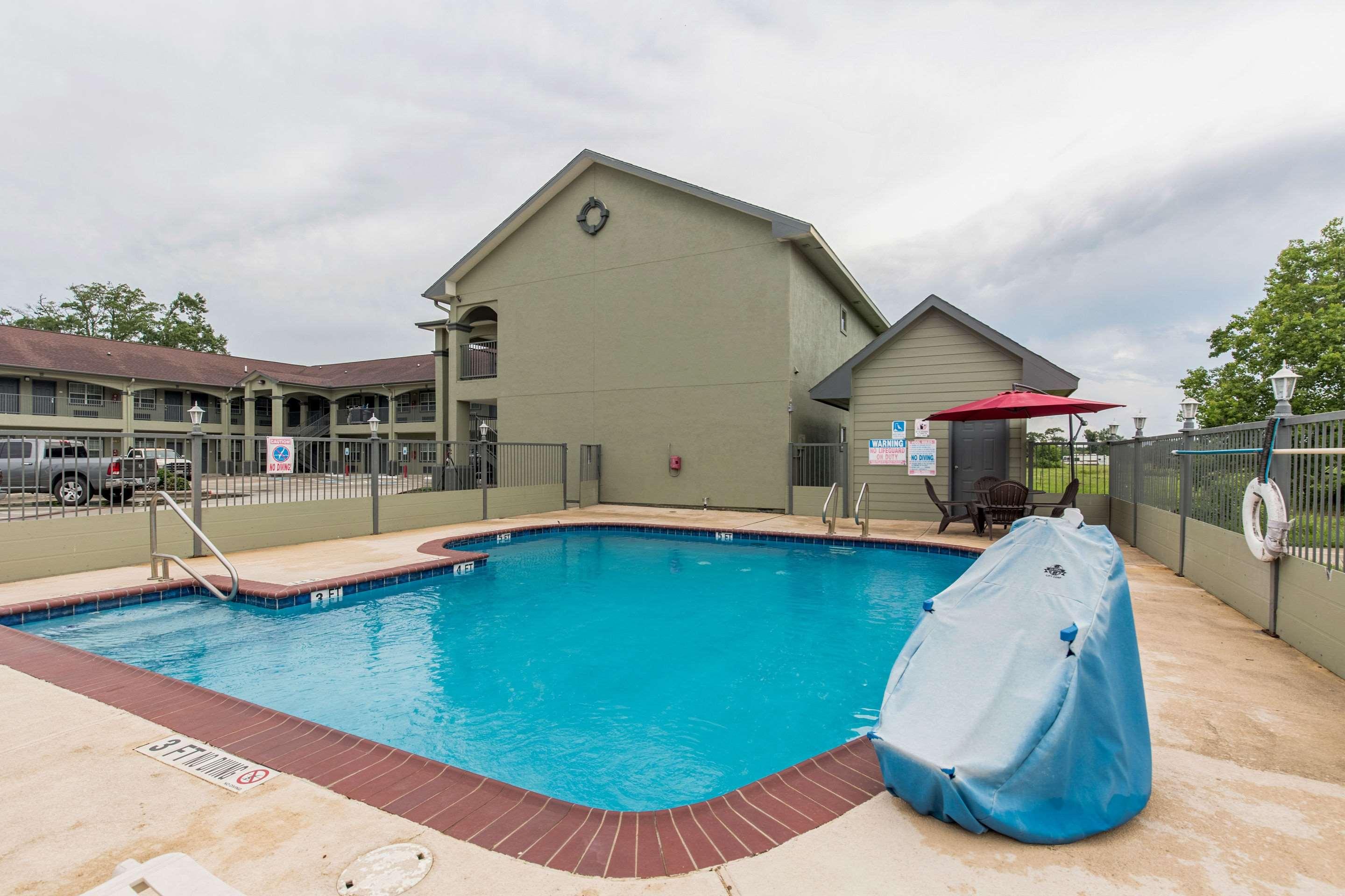 Econo Lodge  Inn & Suites — photo 4