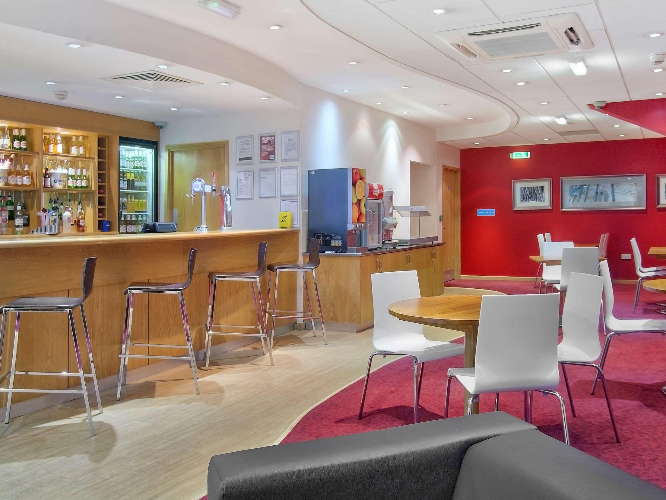 Travelodge Birmingham Central Broadway Plaza — photo 5