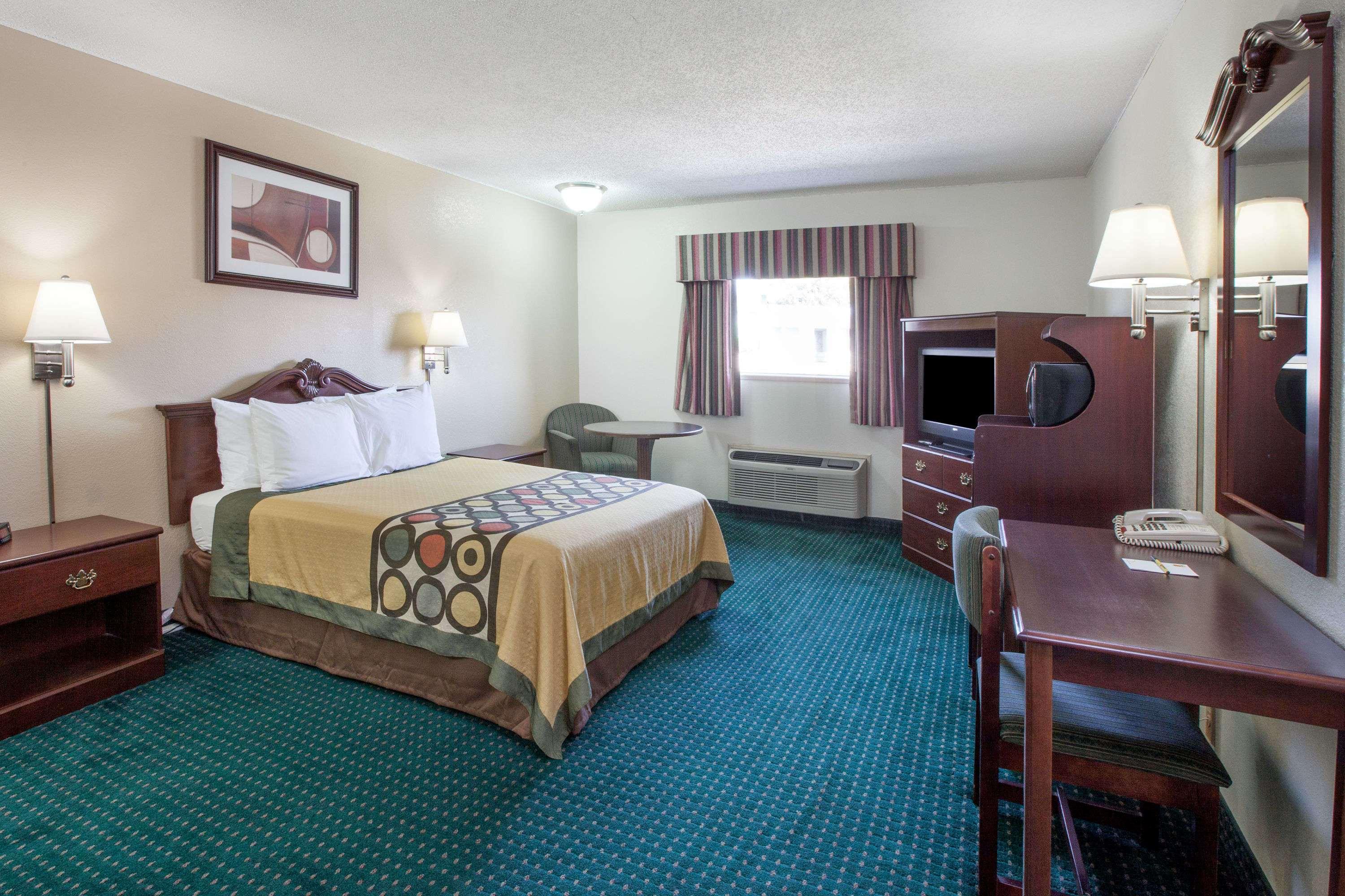 Super 8 by Wyndham Clinton — photo 5