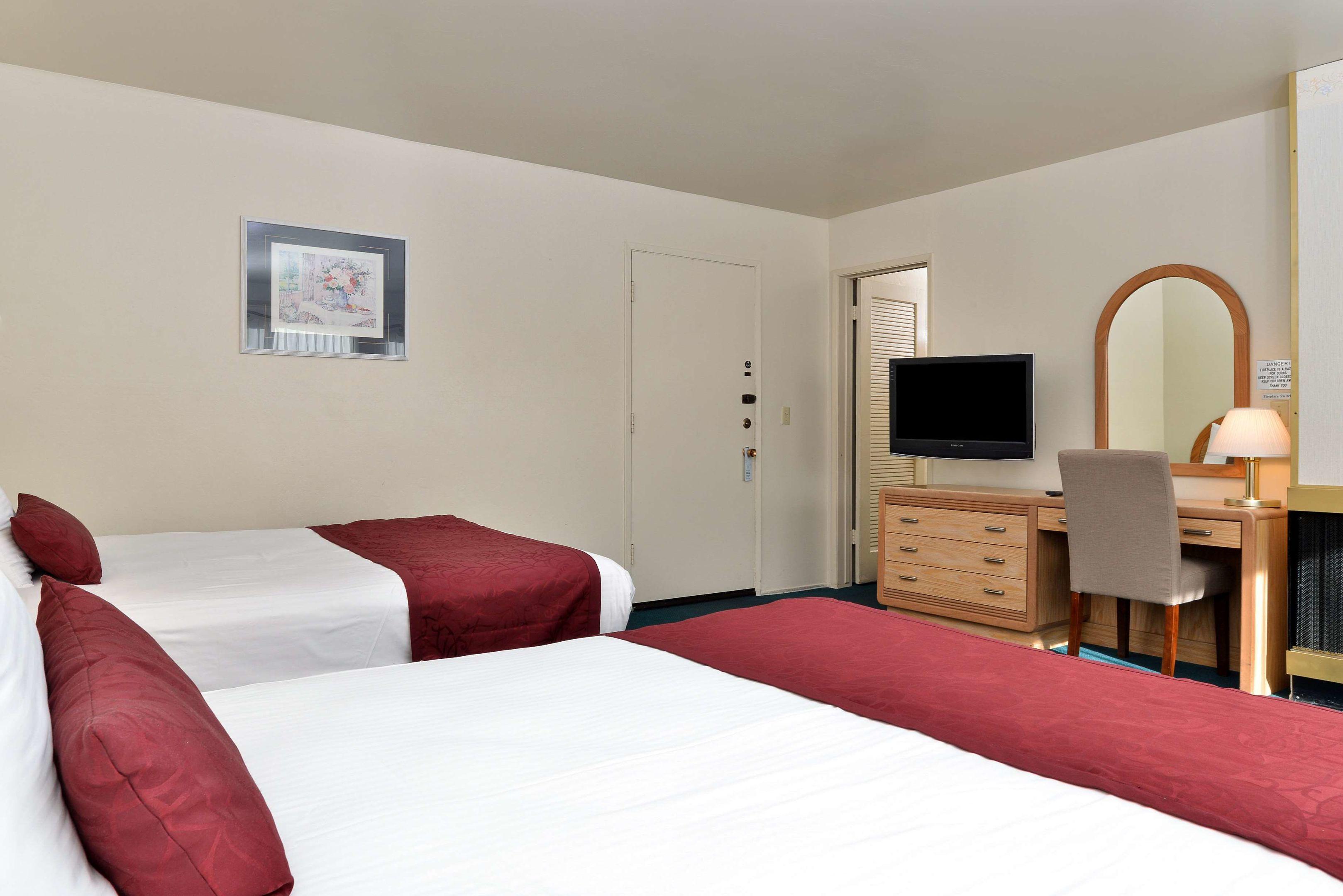 Svendsgaard's Danish Lodge - Americas Best Value Inn — photo 4