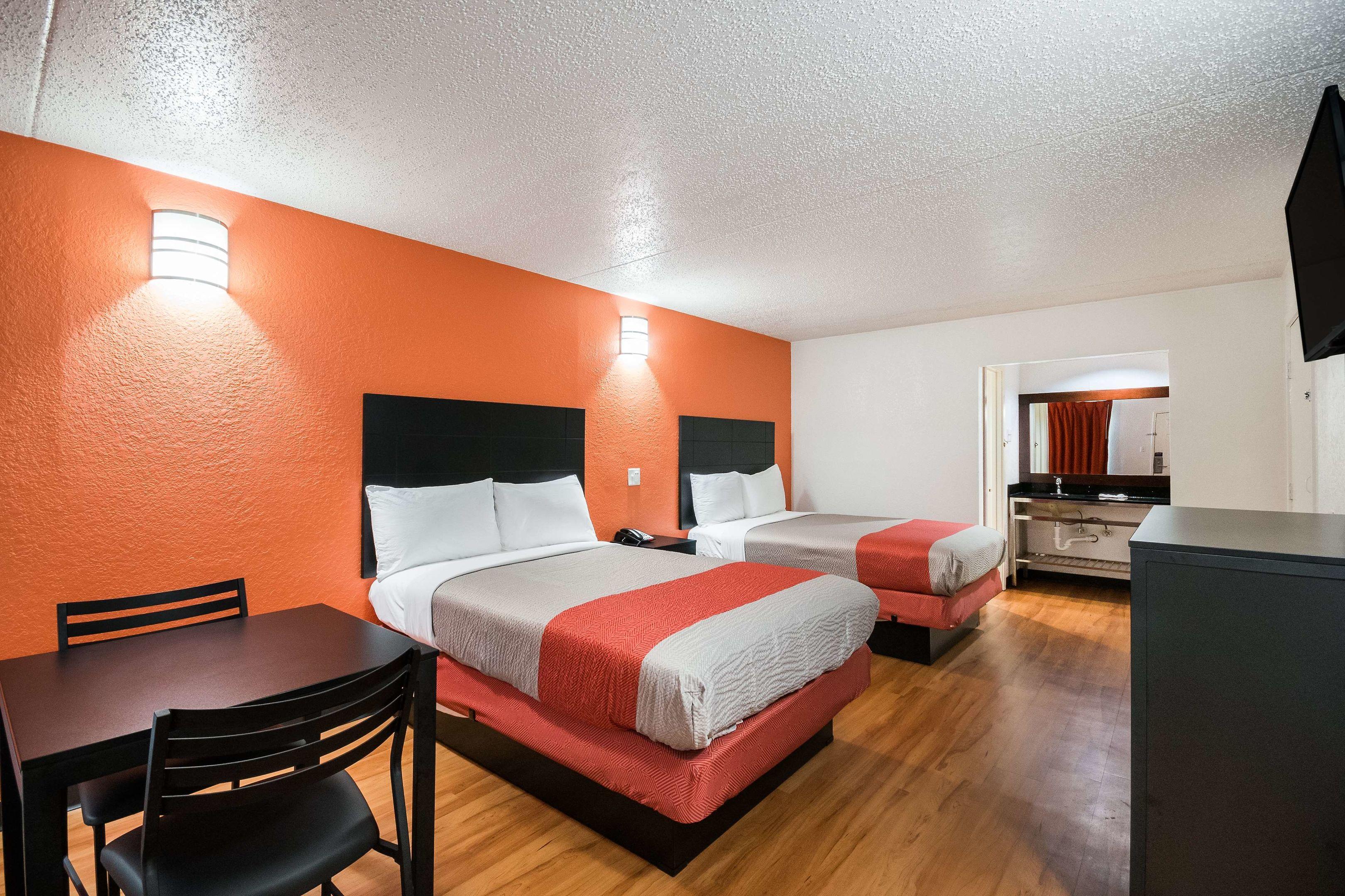 New Six Inn & Suites — photo 5