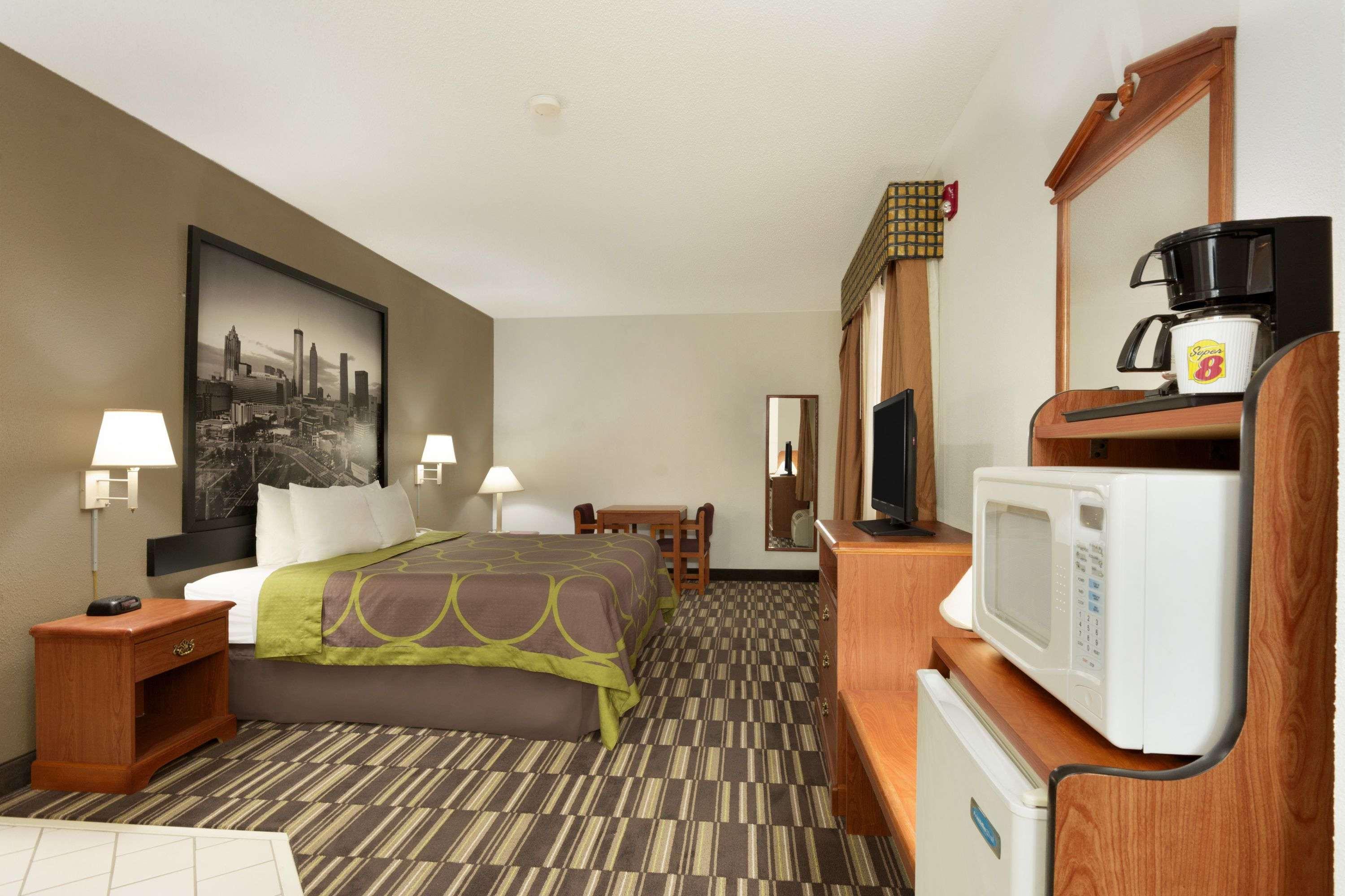 Super 8 by Wyndham Chatsworth/Dalton — photo 5