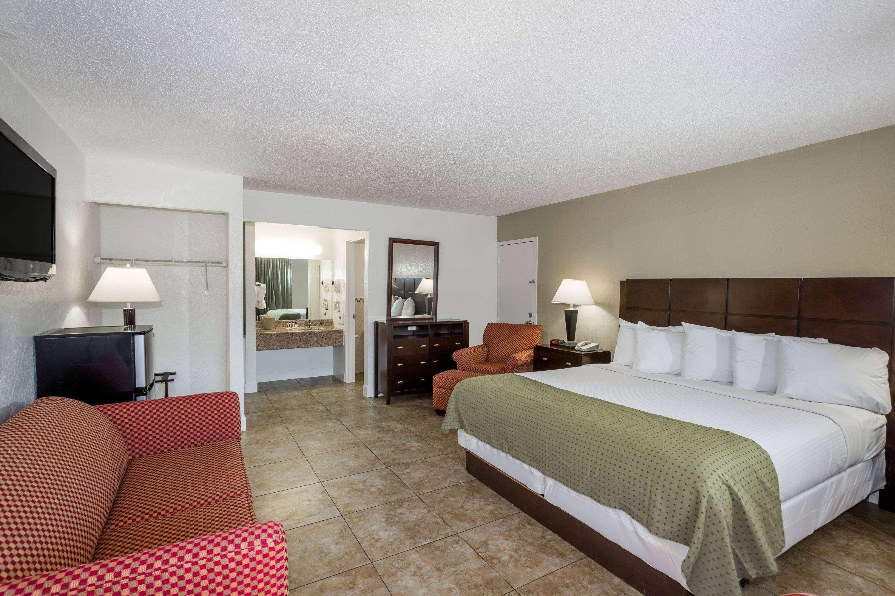Days Inn by Wyndham St. Petersburg / Tampa Bay Area — photo 4