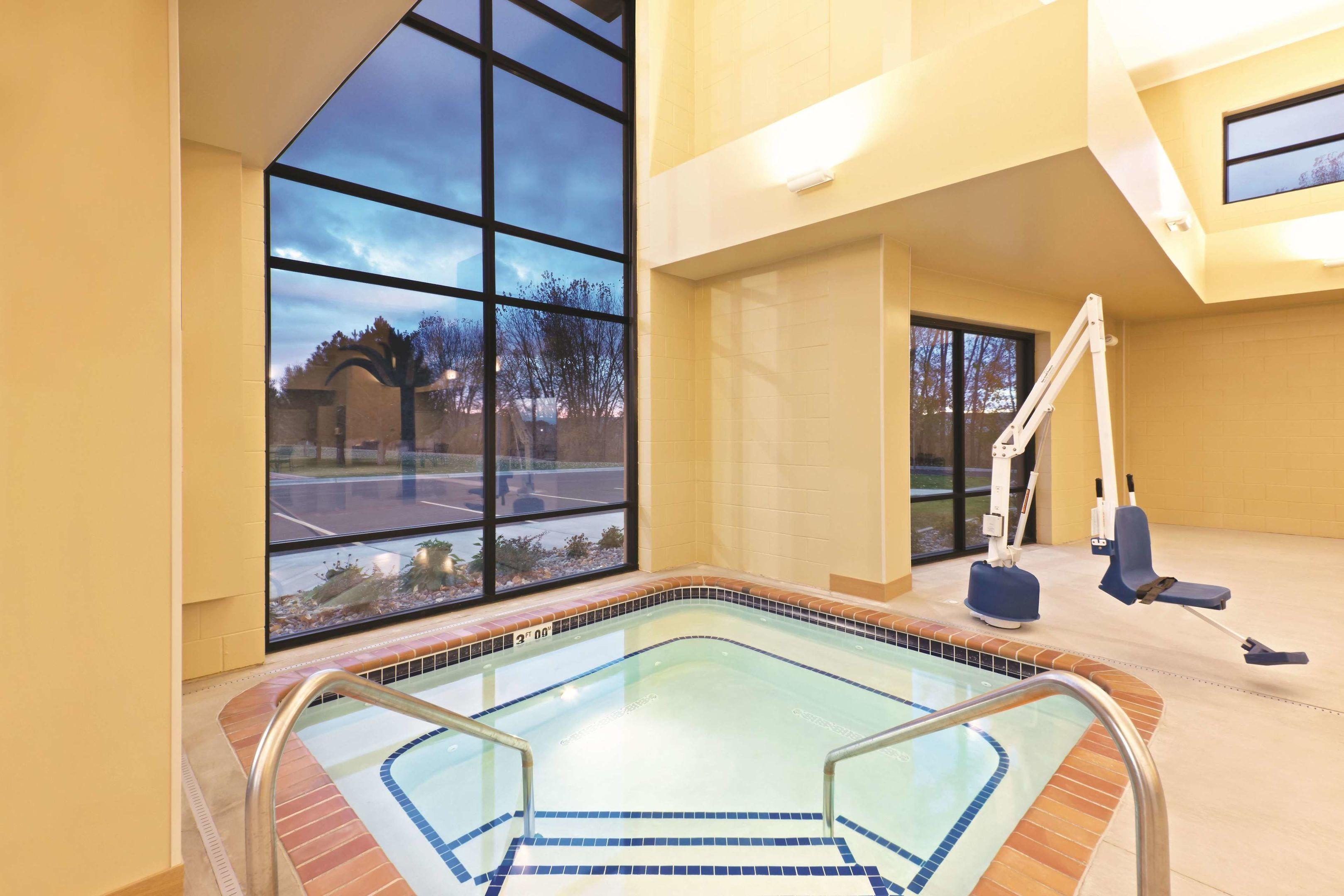 La Quinta Inn & Suites — photo 4