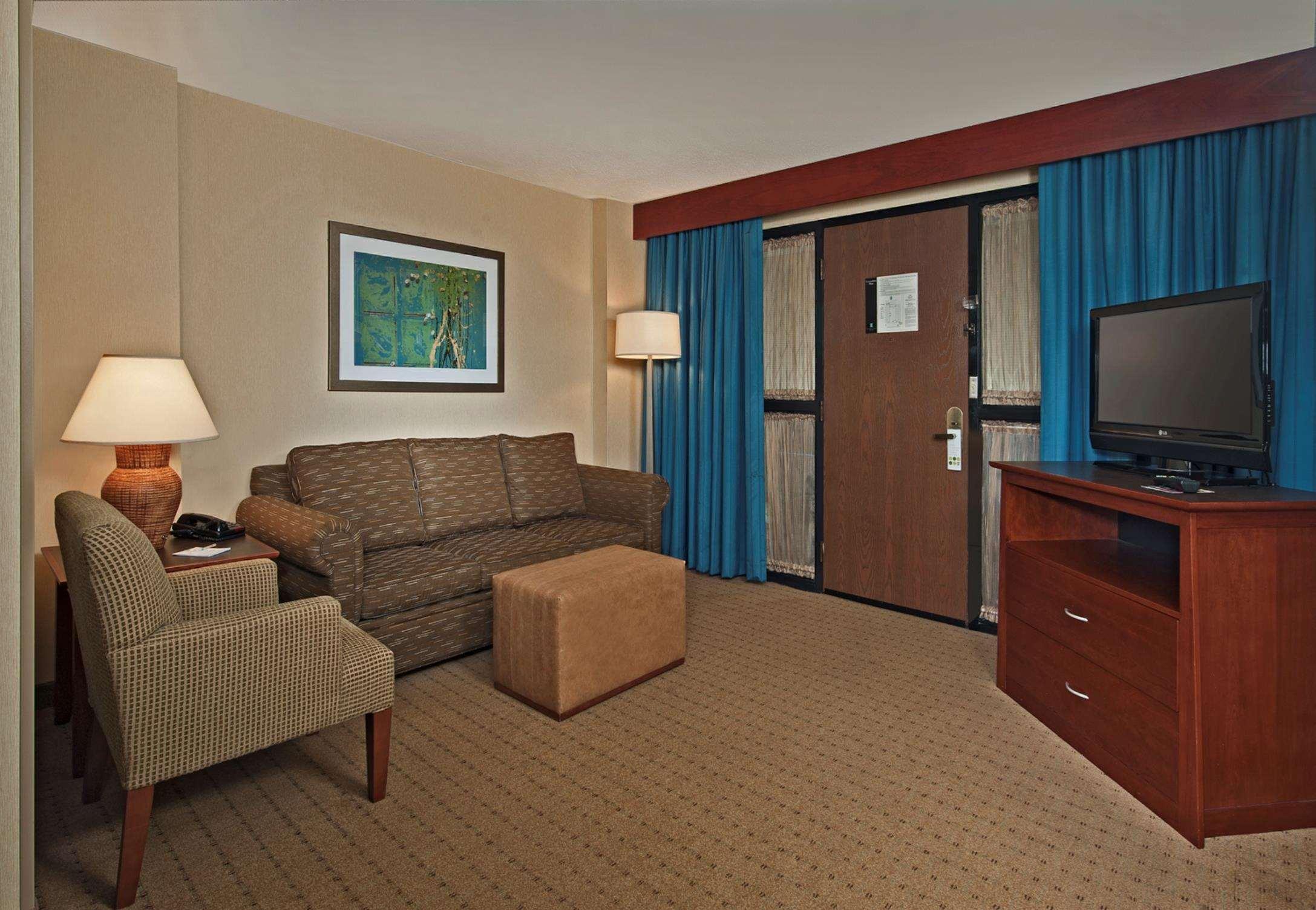 Embassy Suites by Hilton Baltimore Hunt Valley — photo 5