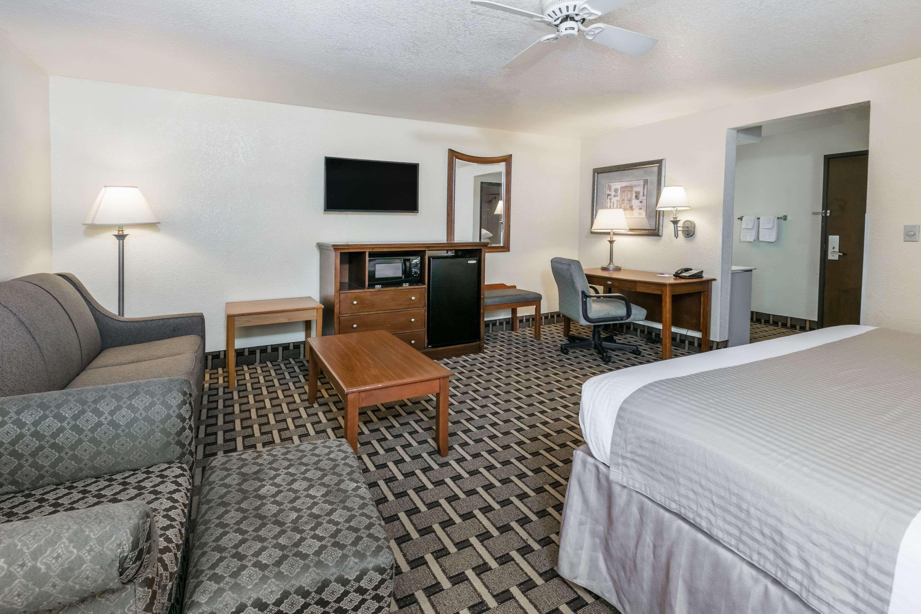 Baymont Inn & Suites Arlington at Six Flags Dr — photo 5