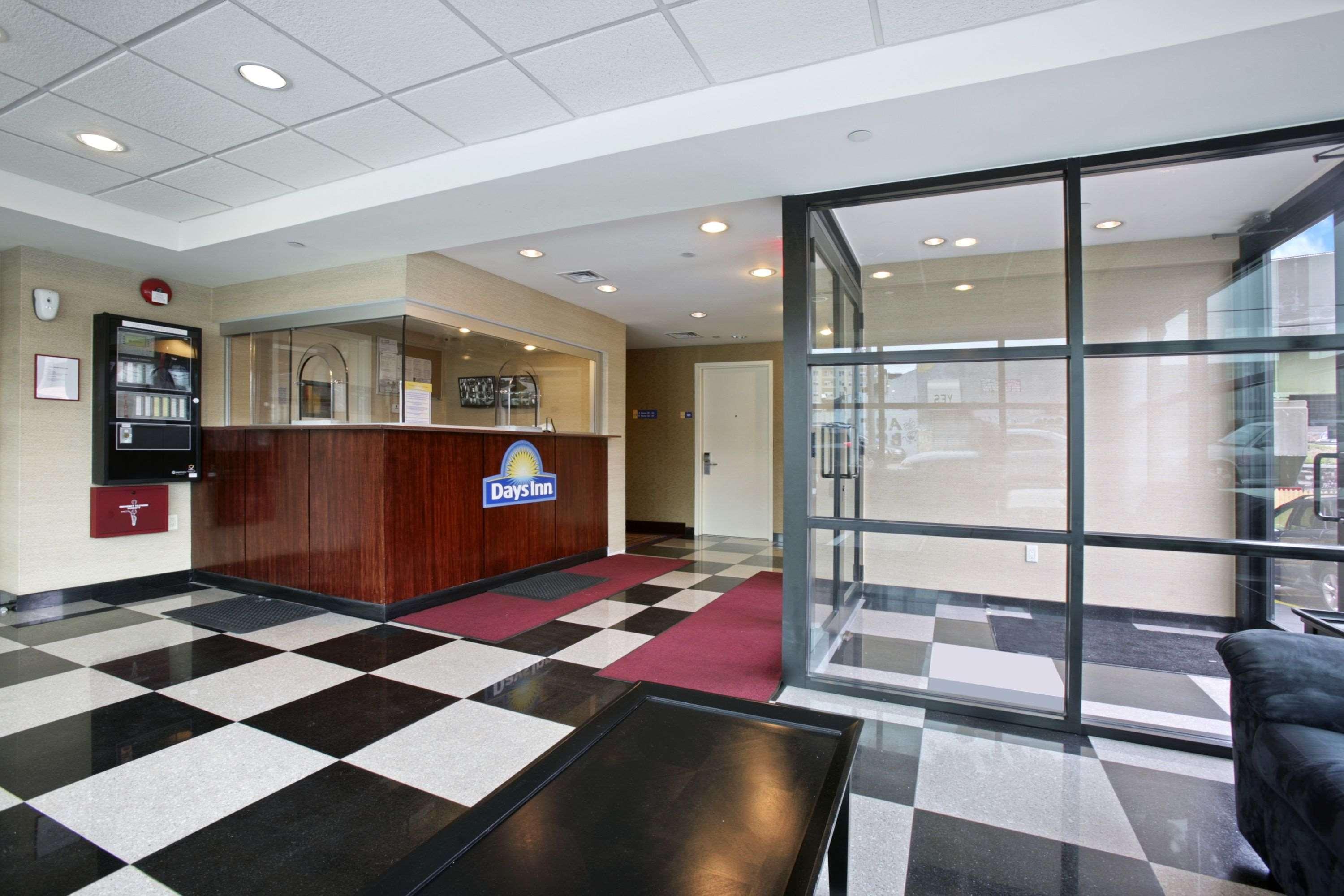 Days Inn Bronx Near Stadium — photo 4