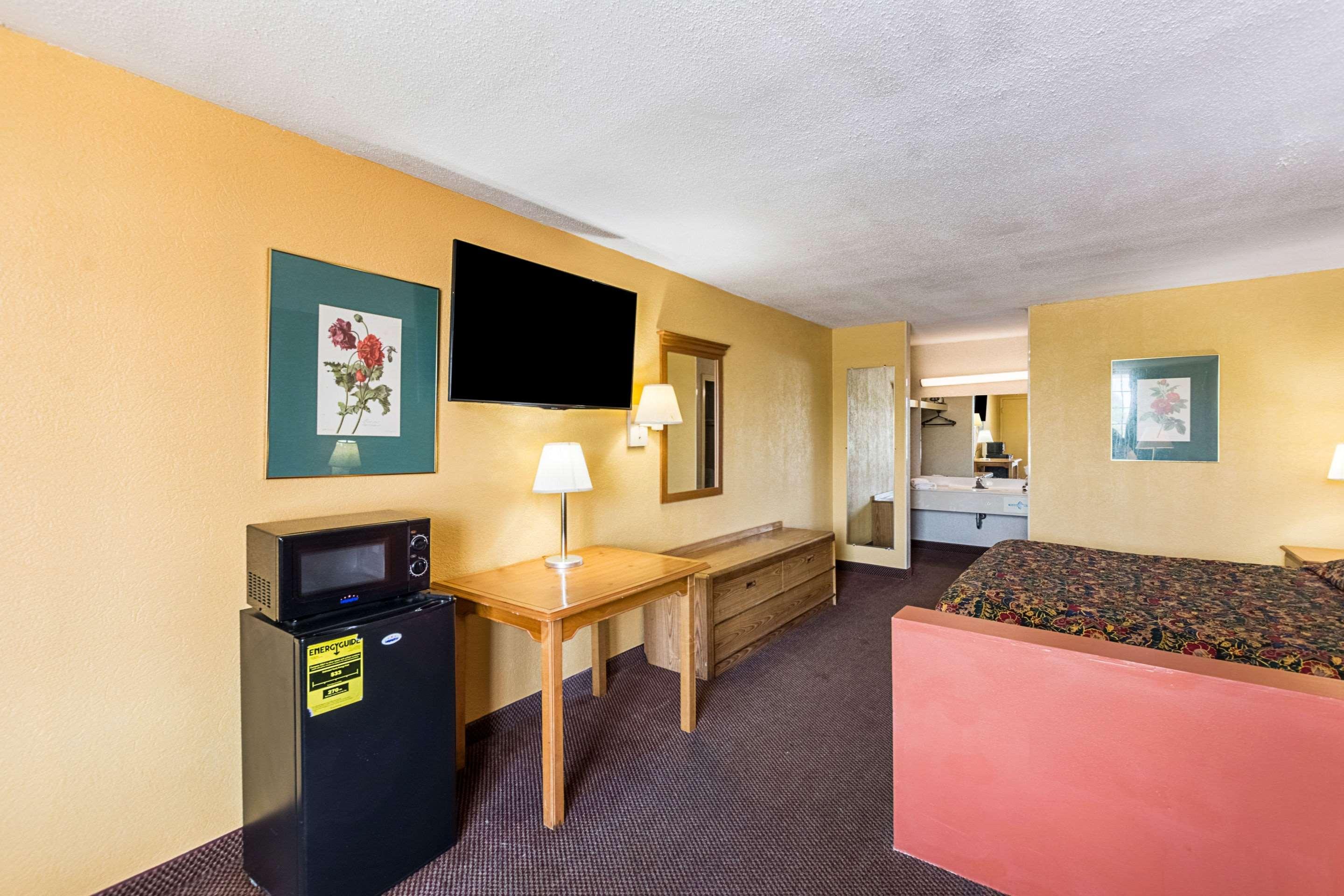 Rodeway Inn & Suites — photo 4