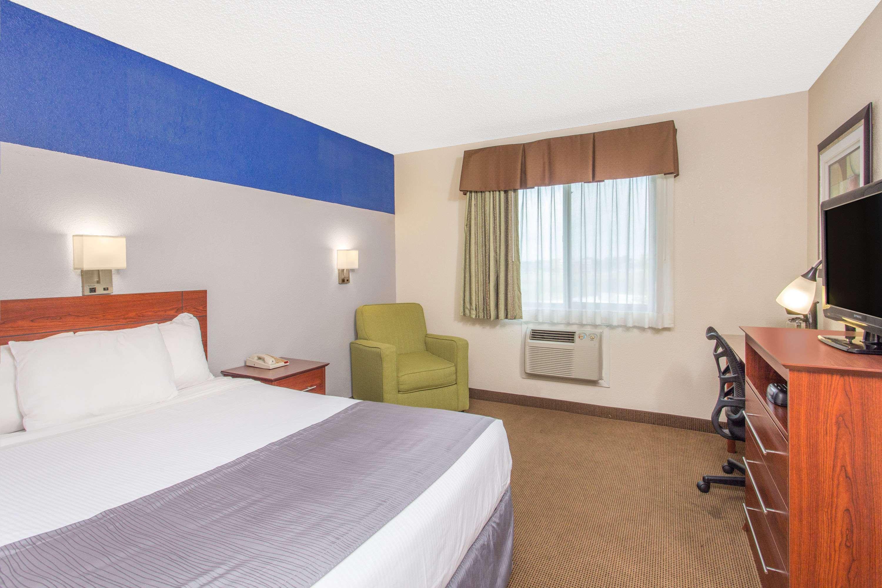 Baymont Inn & Suites Dubuque — photo 3