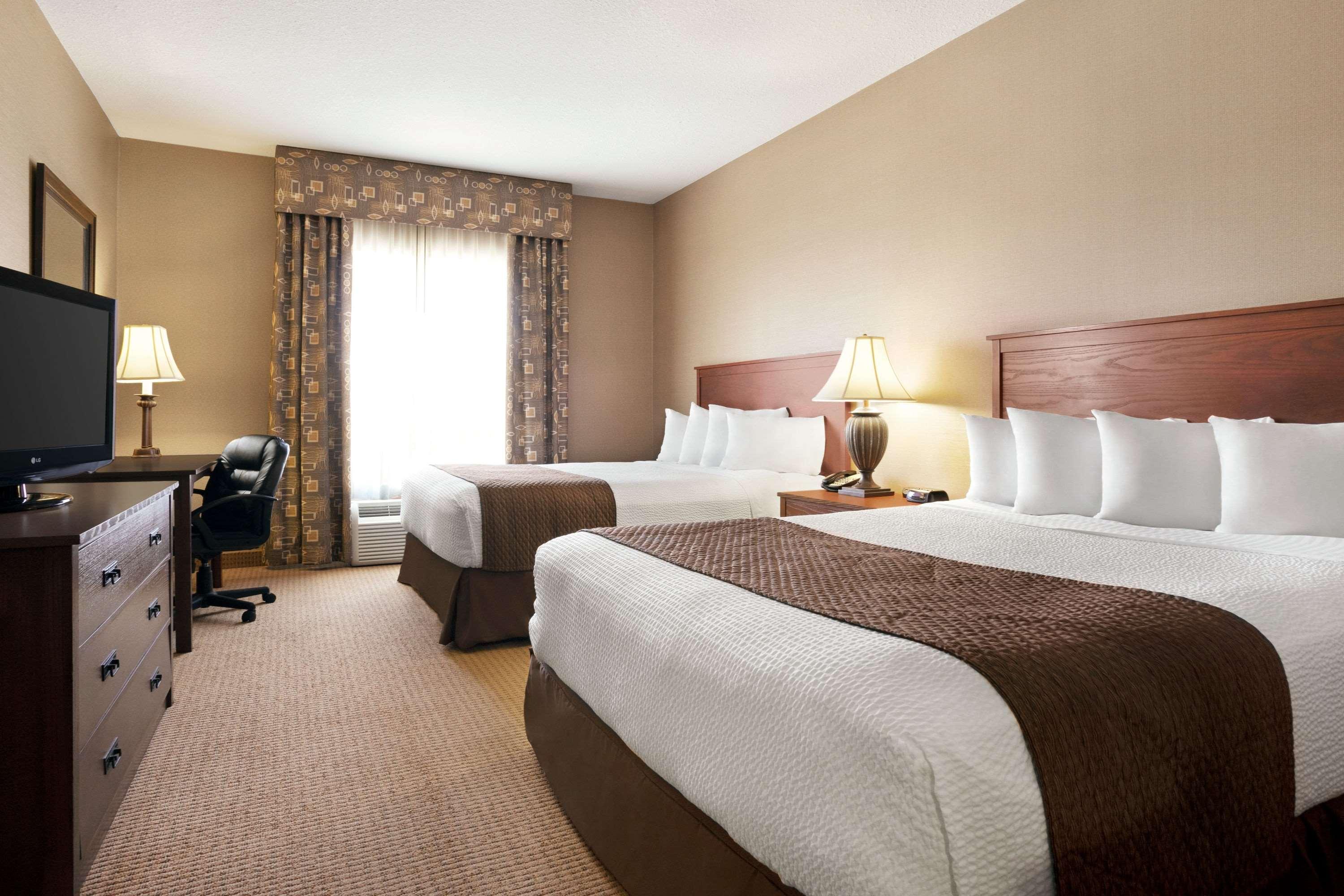 Days Inn & Suites Strathmore — photo 5