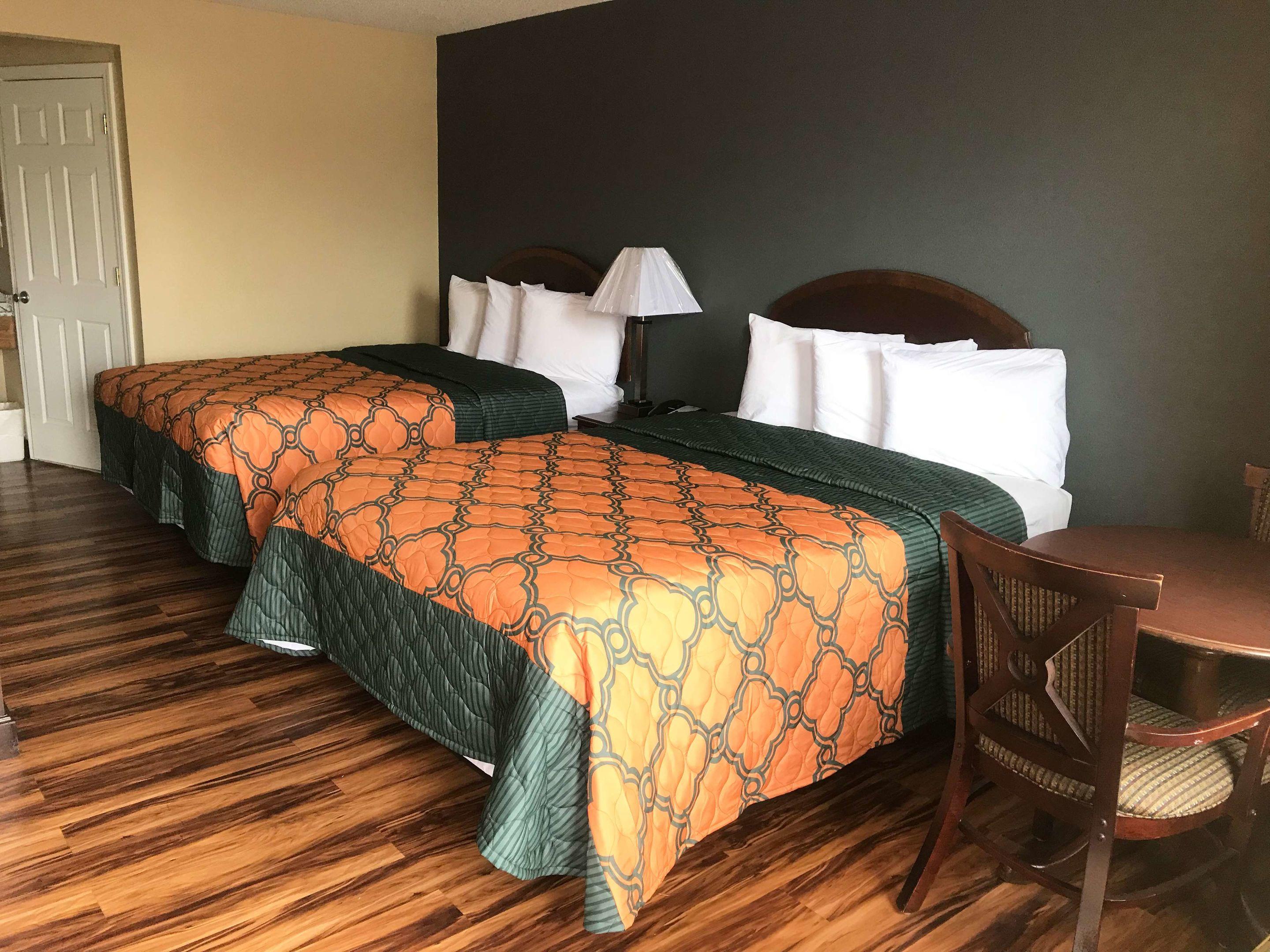 Knights Inn Lumberton — photo 4