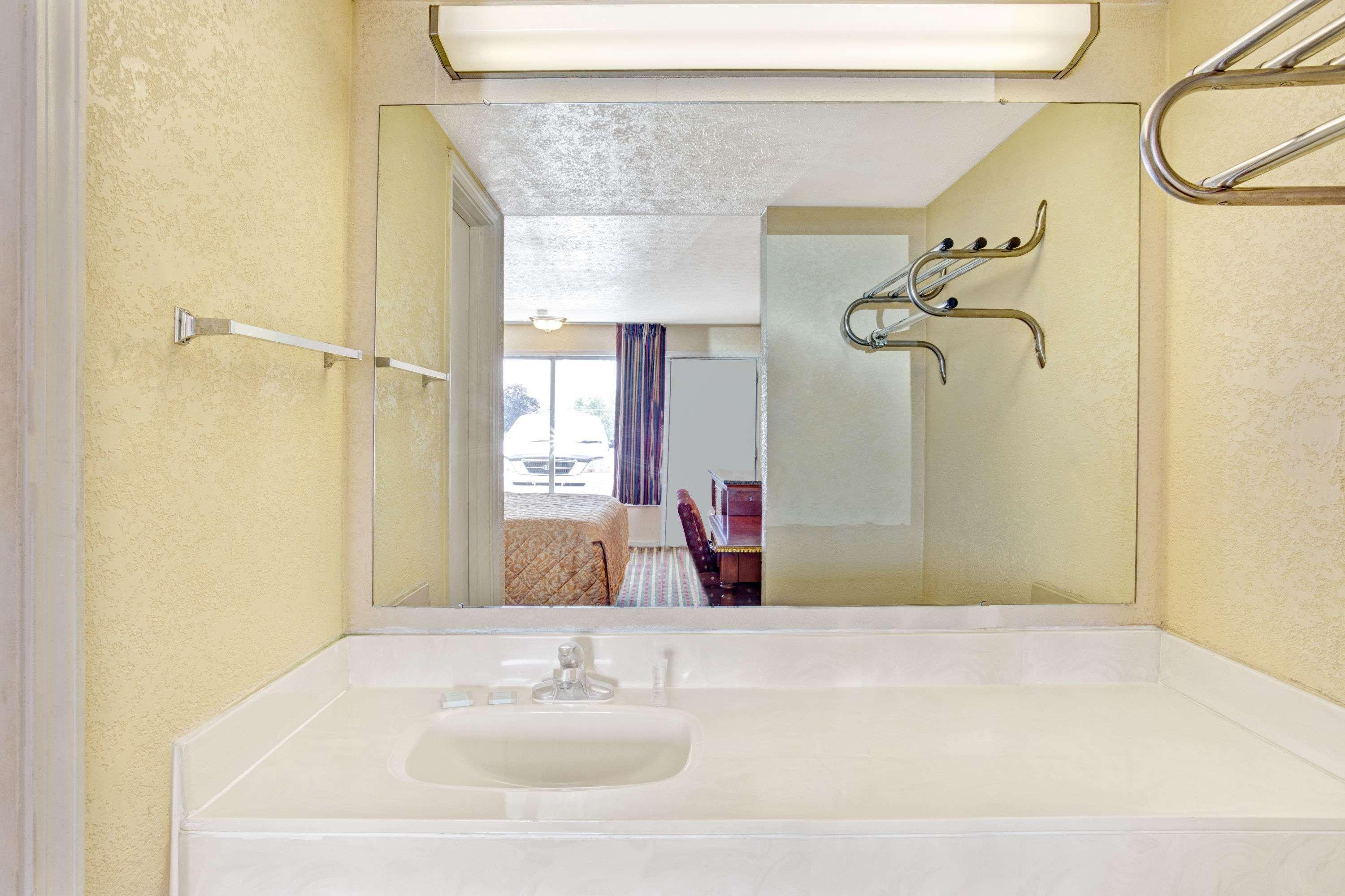 Travelodge Sellersburg — photo 4
