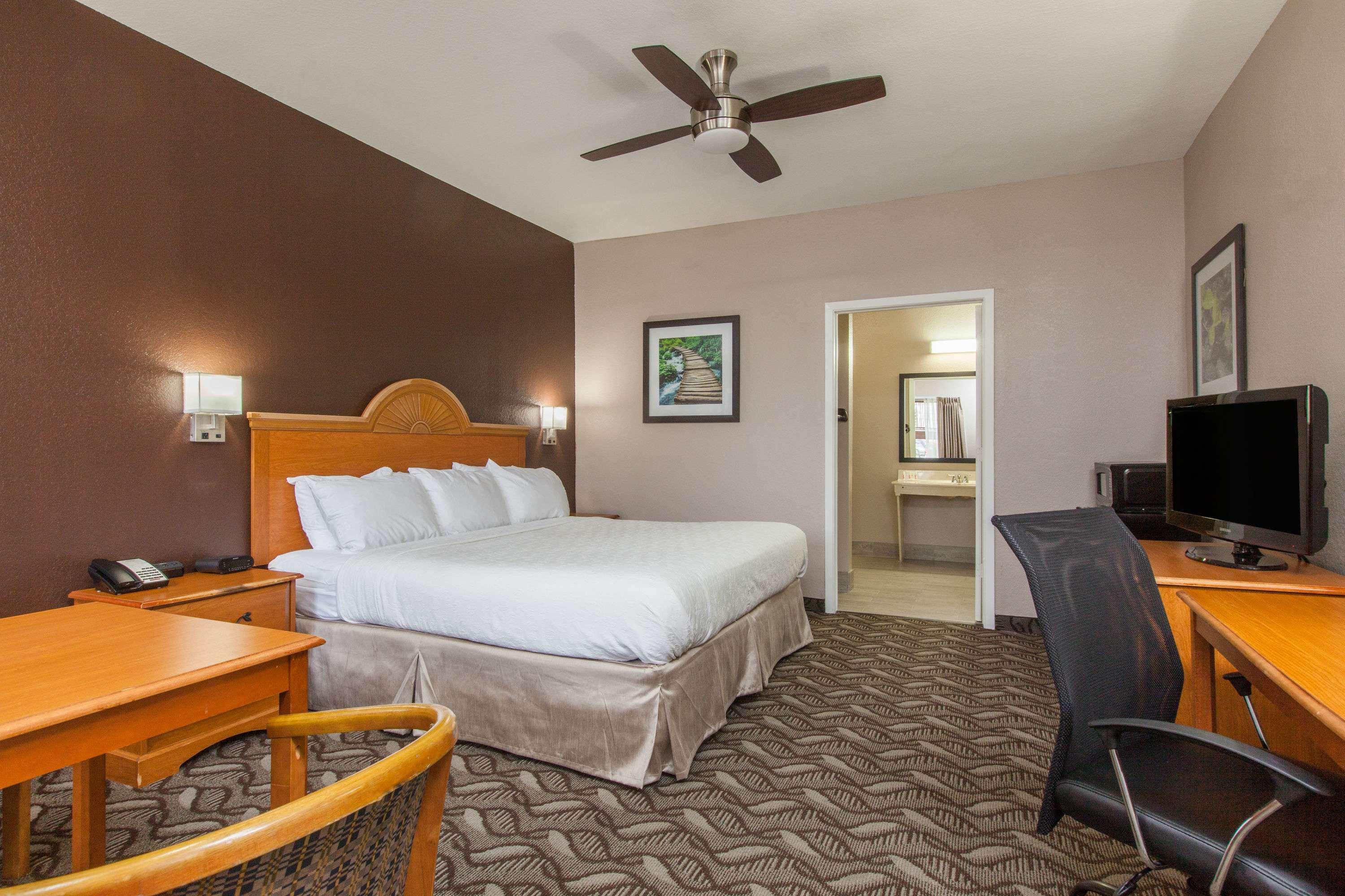 Days Inn by Windham Houston-Galleria — photo 4