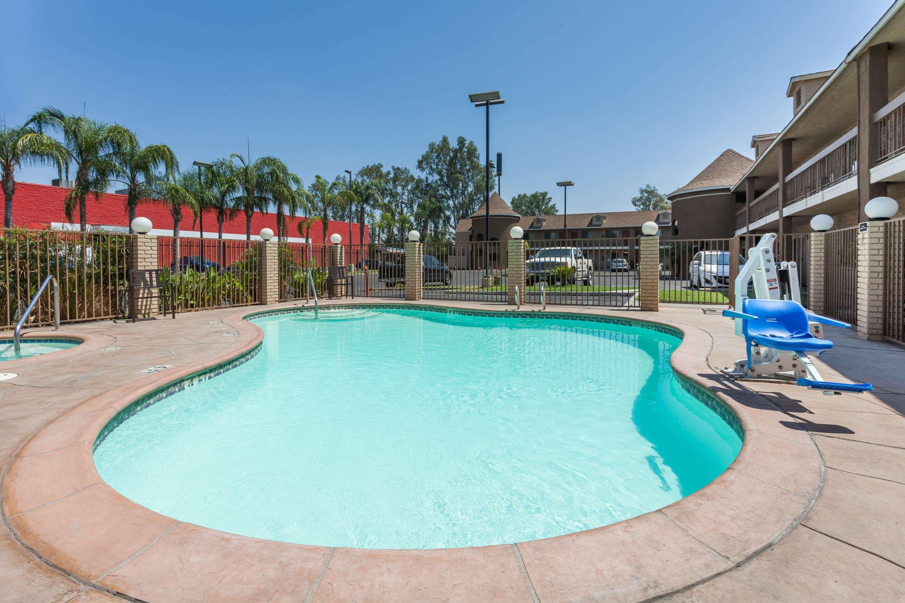 Super 8 by Wyndham Bakersfield South CA — photo 4