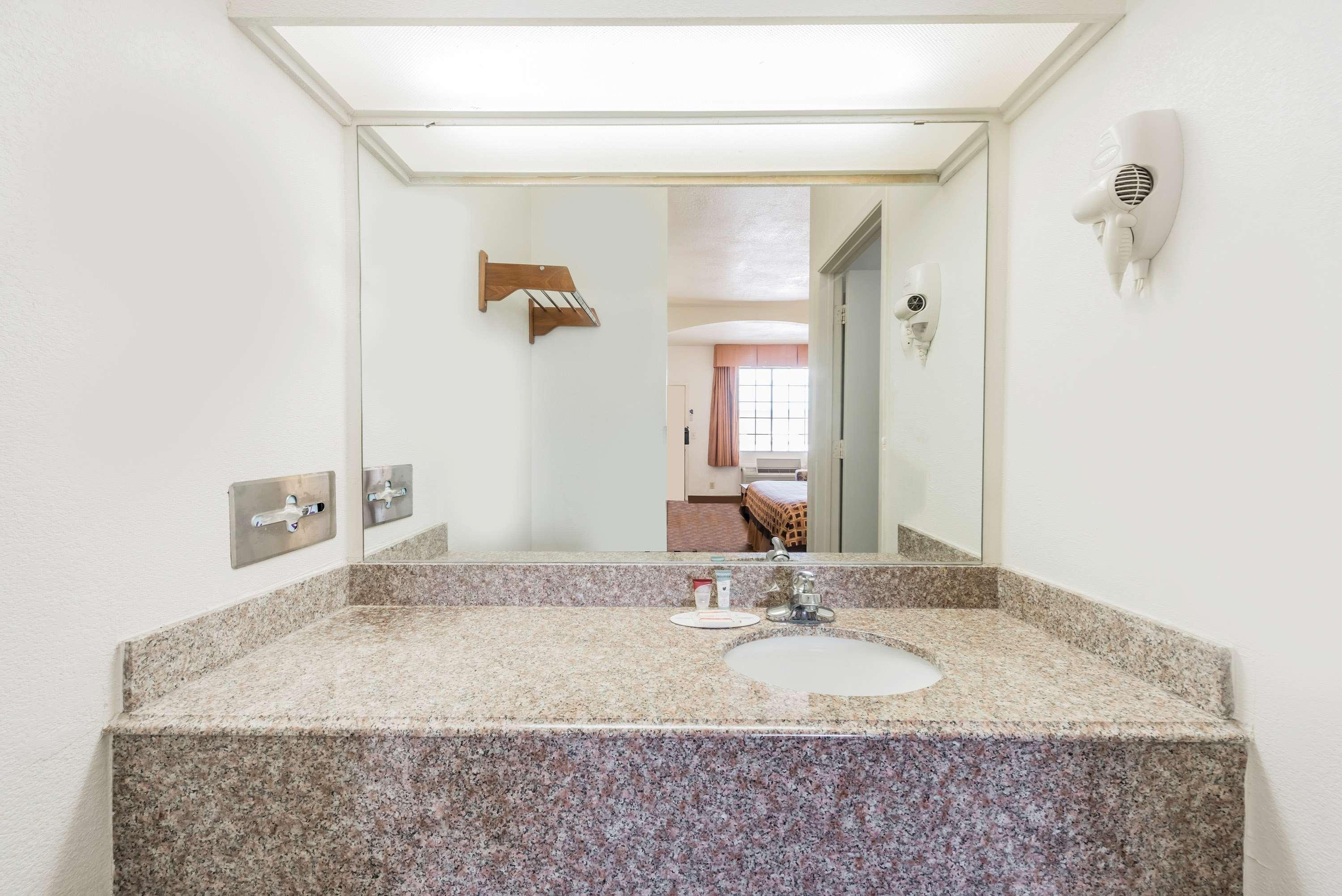 Americas Best Value Inn And Suites Fort Worth South — photo 4