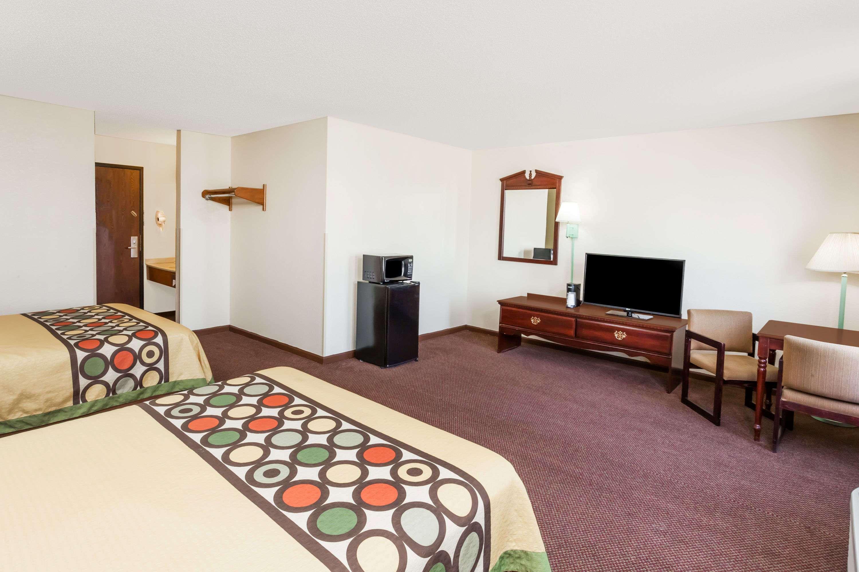 Super 8 by Wyndham Lincoln — photo 4