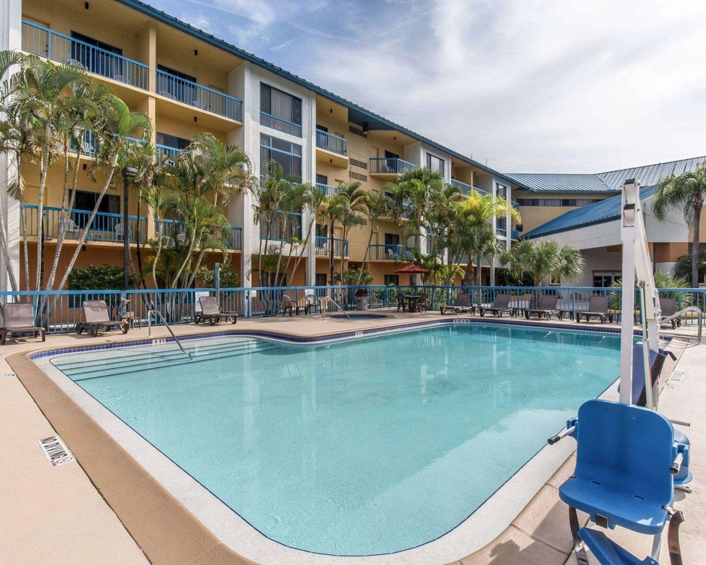 Comfort Inn & Suites — photo 4