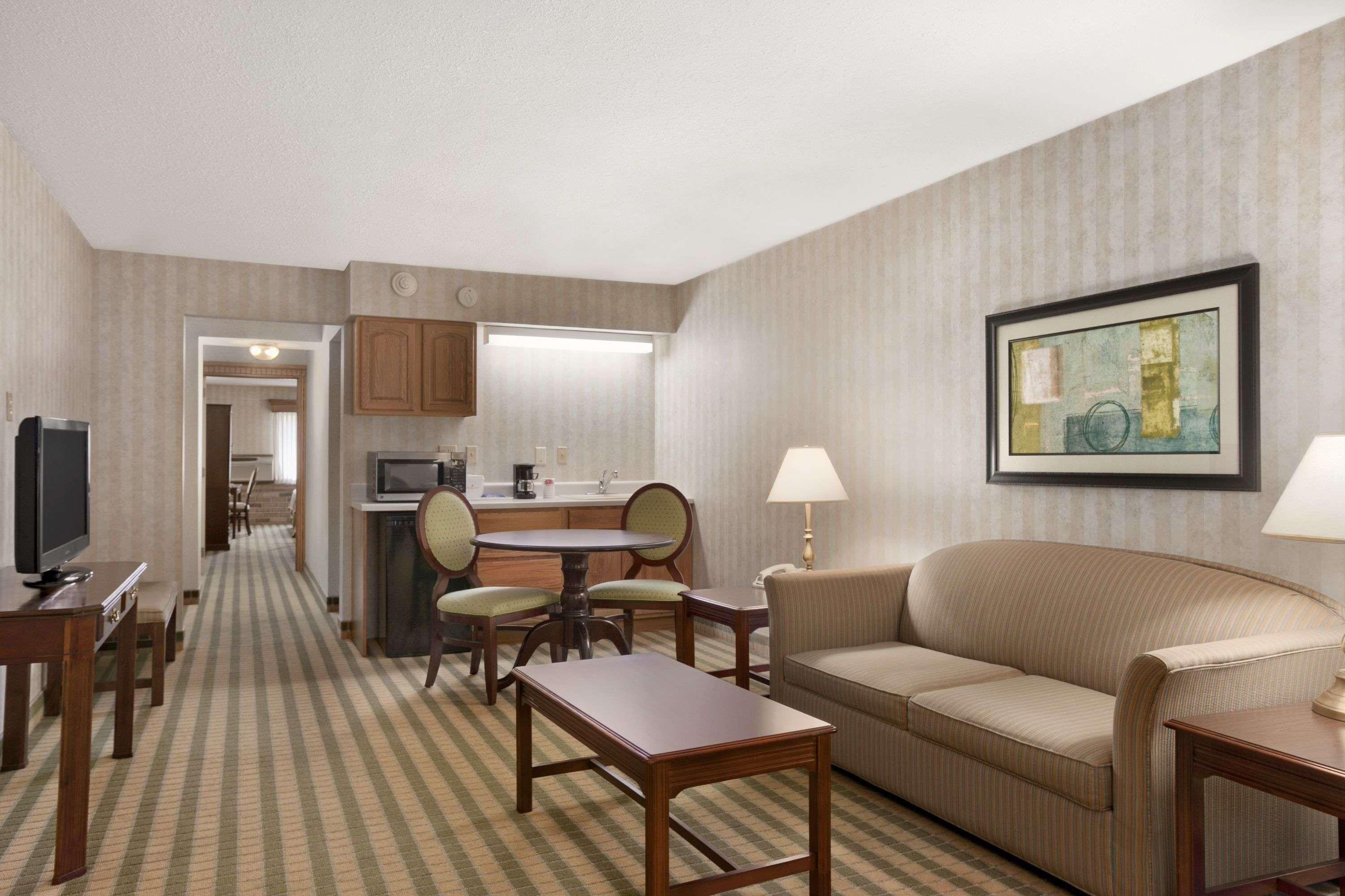 Ramada Saginaw Hotel & Suites — photo 4