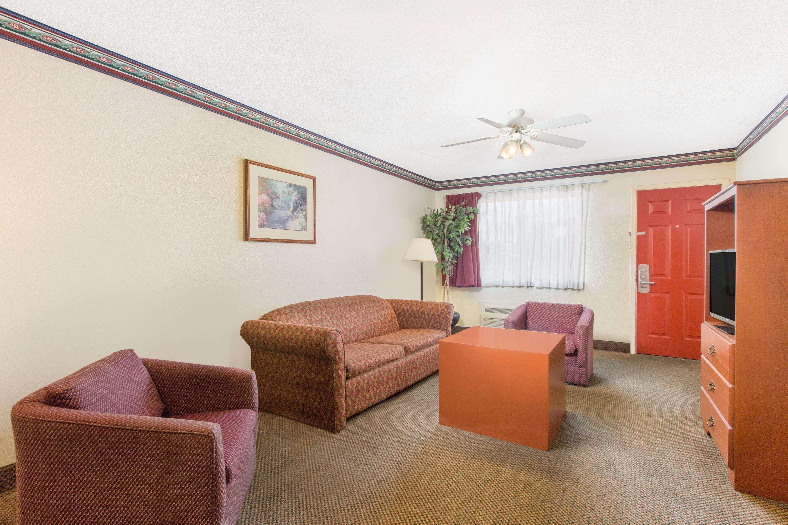 Days Inn & Suites Marshall — photo 4