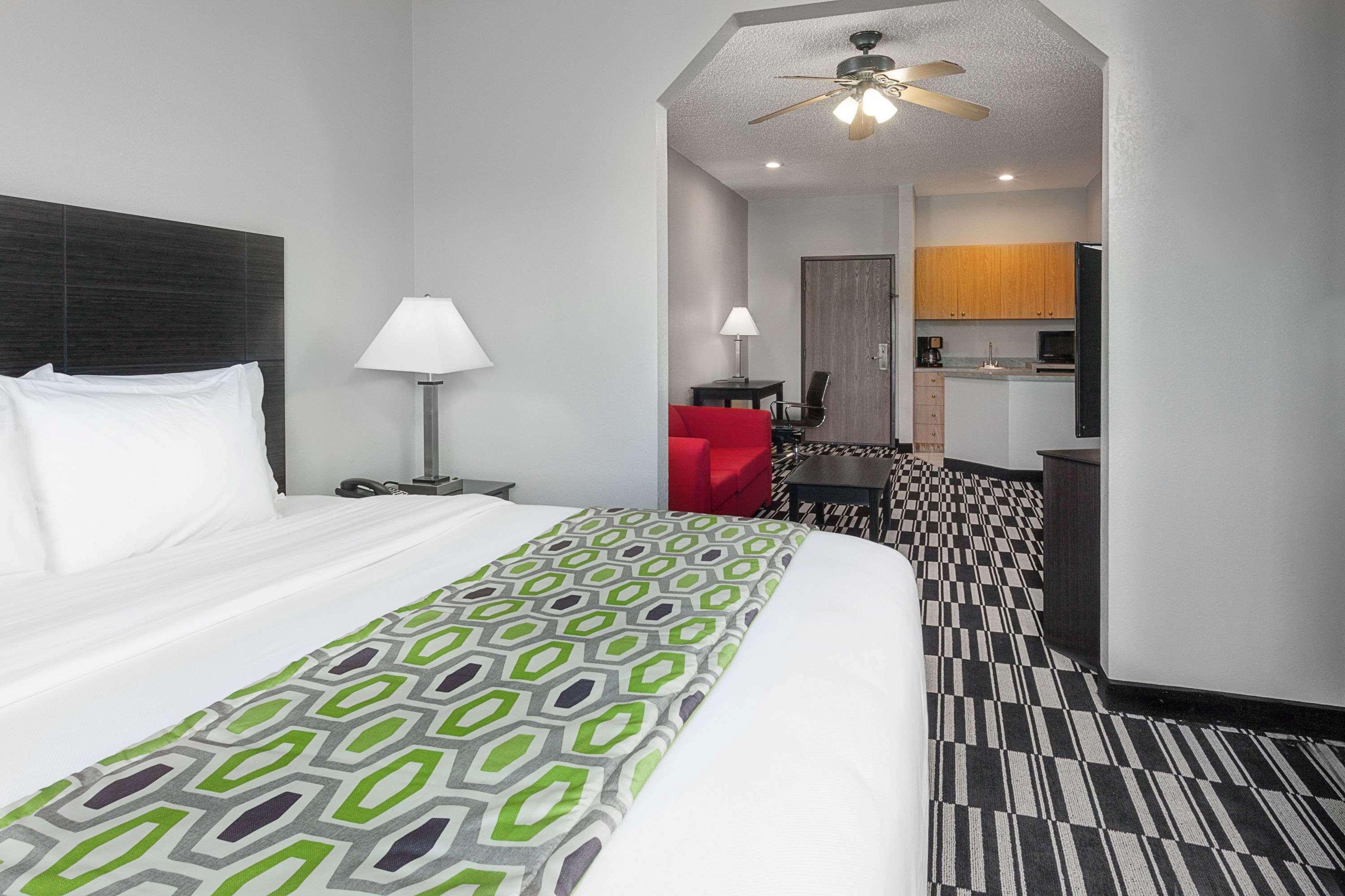 Days Inn and Suites Sulphur Springs — photo 5