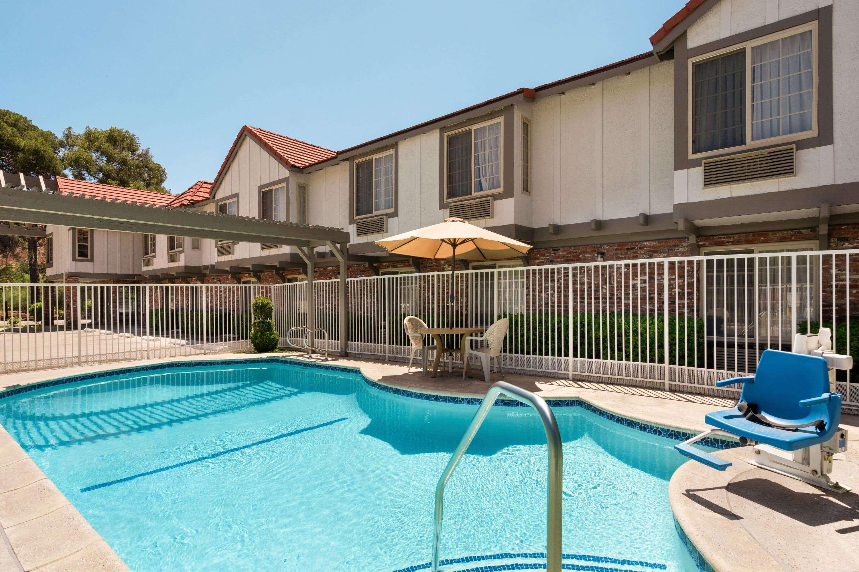 Super 8 by Wyndham Santa Clarita/Valencia — photo 4