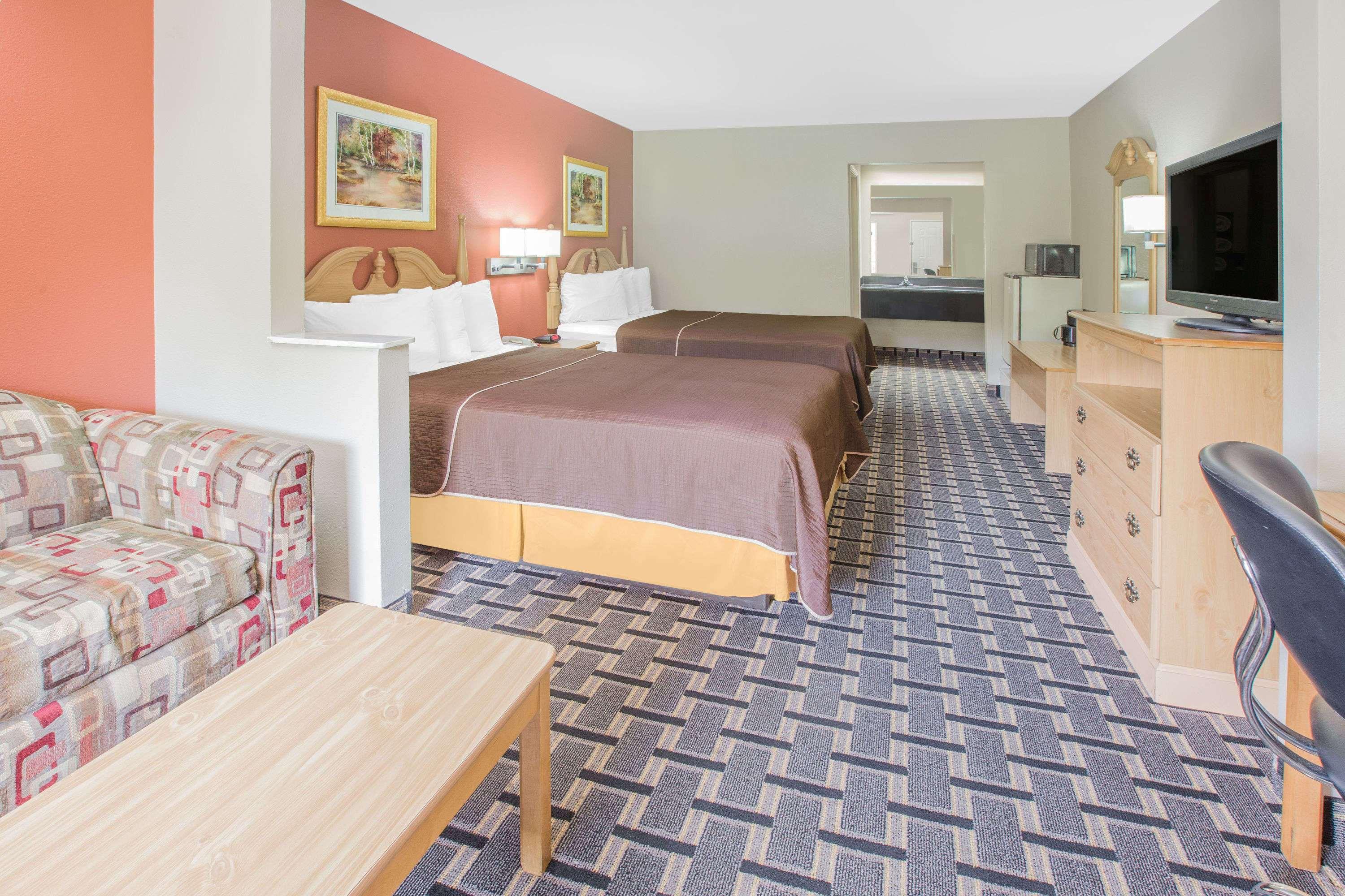 Days Inn & Suites Pine Bluff — photo 4