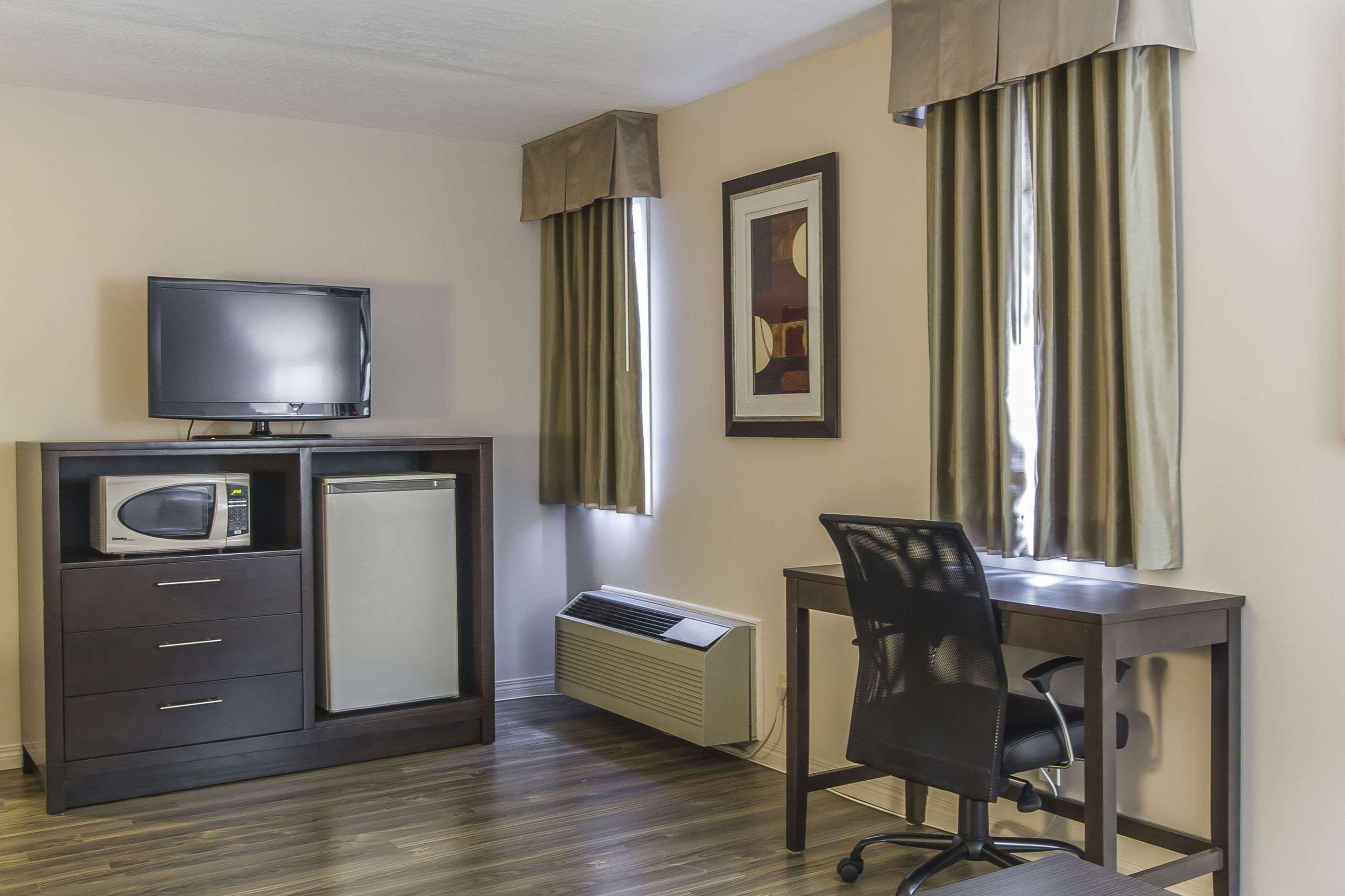 Econo Lodge Inn & Suites — photo 4