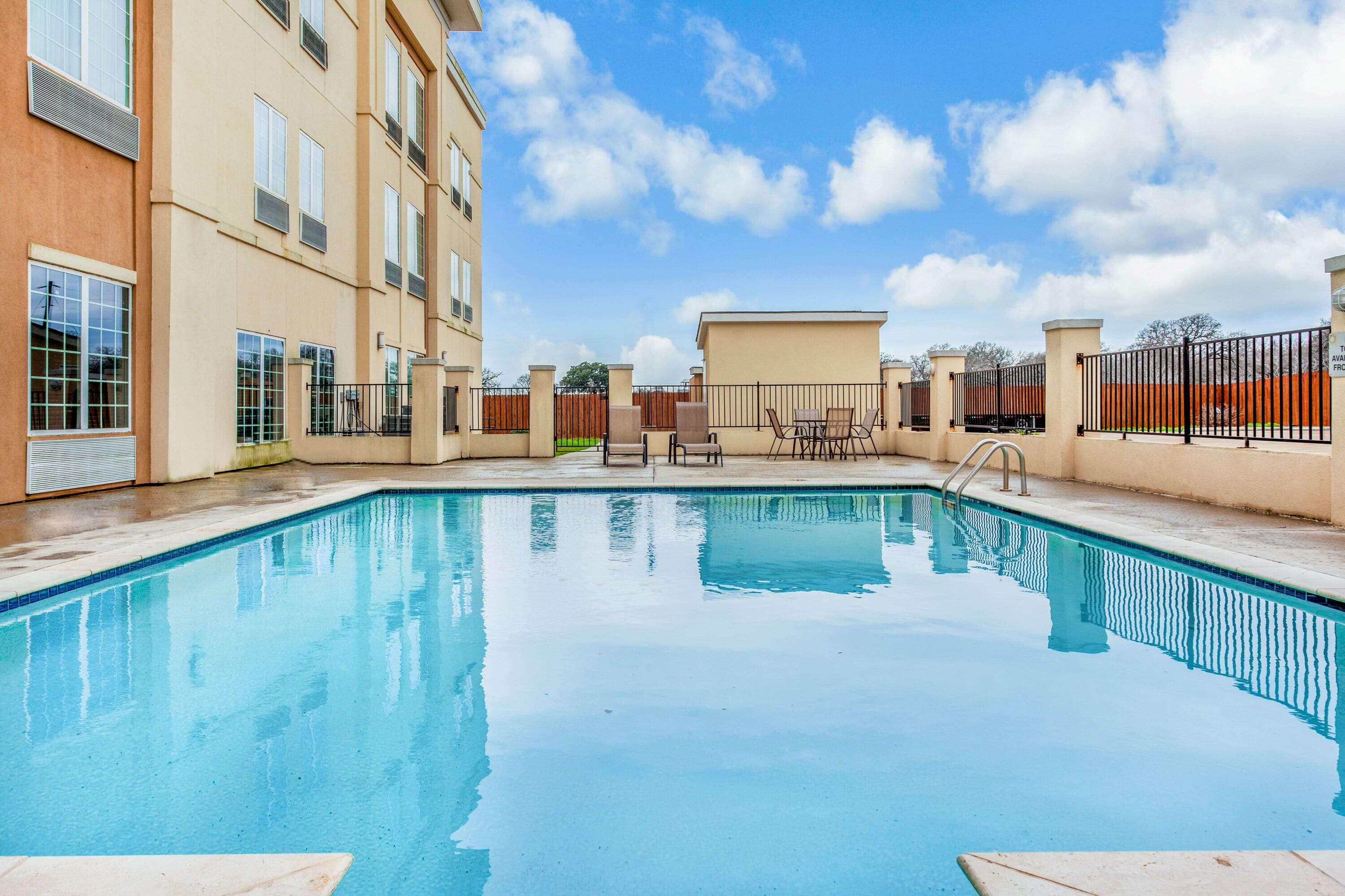 La Quinta Inn & Suites Luling — photo 5