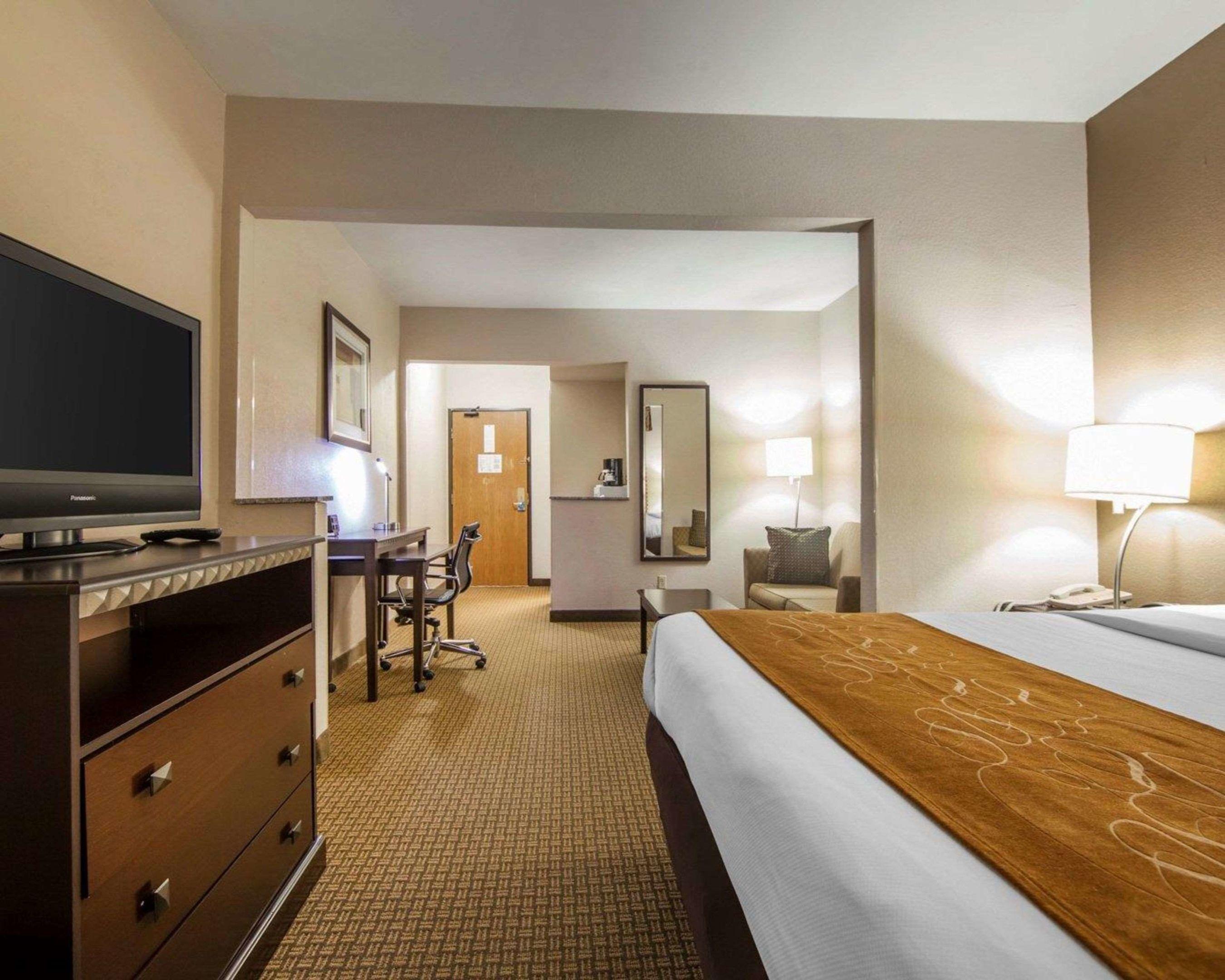 Comfort Suites — photo 5
