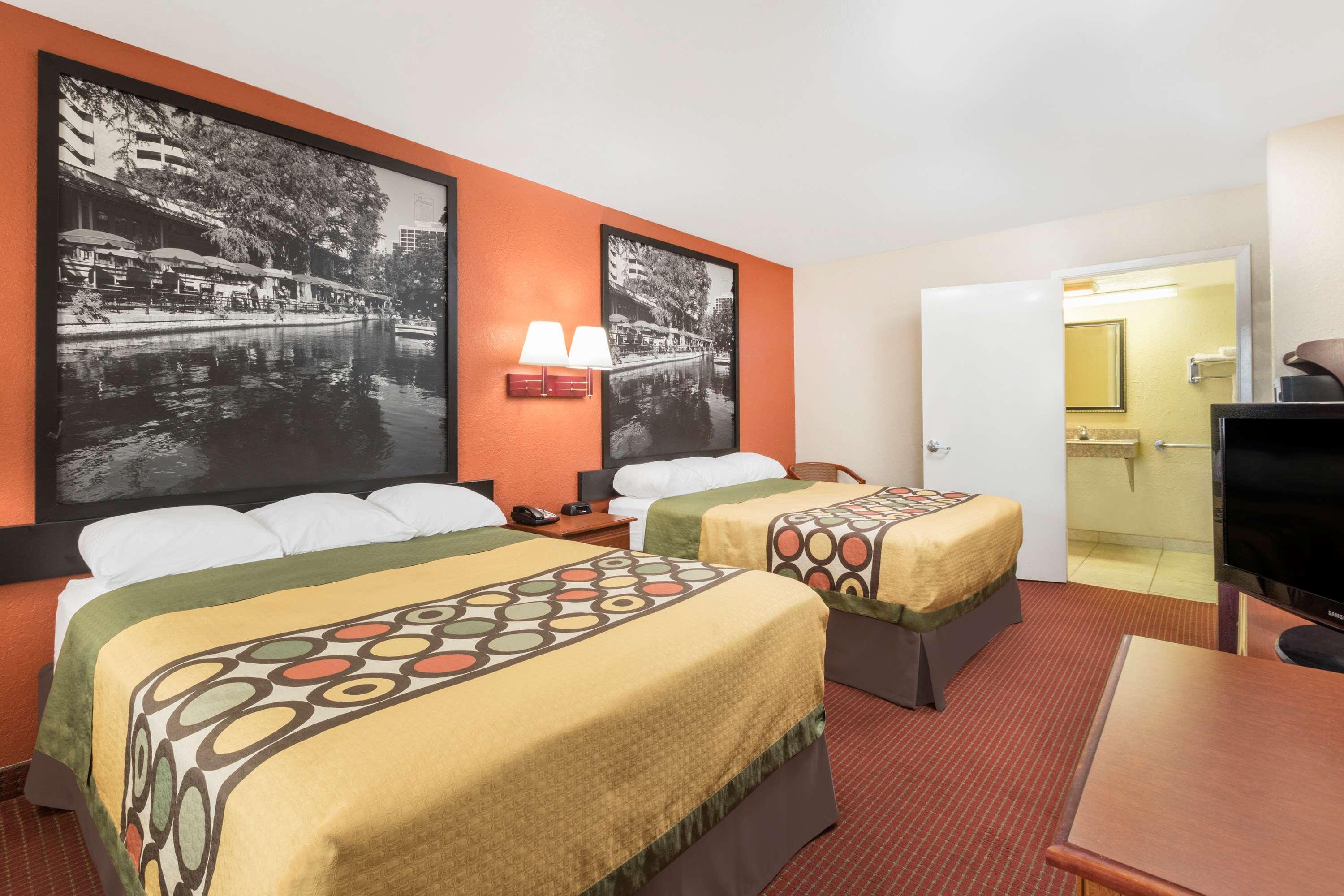 Super 8 by Wyndham San Antonio at I-10 — photo 4