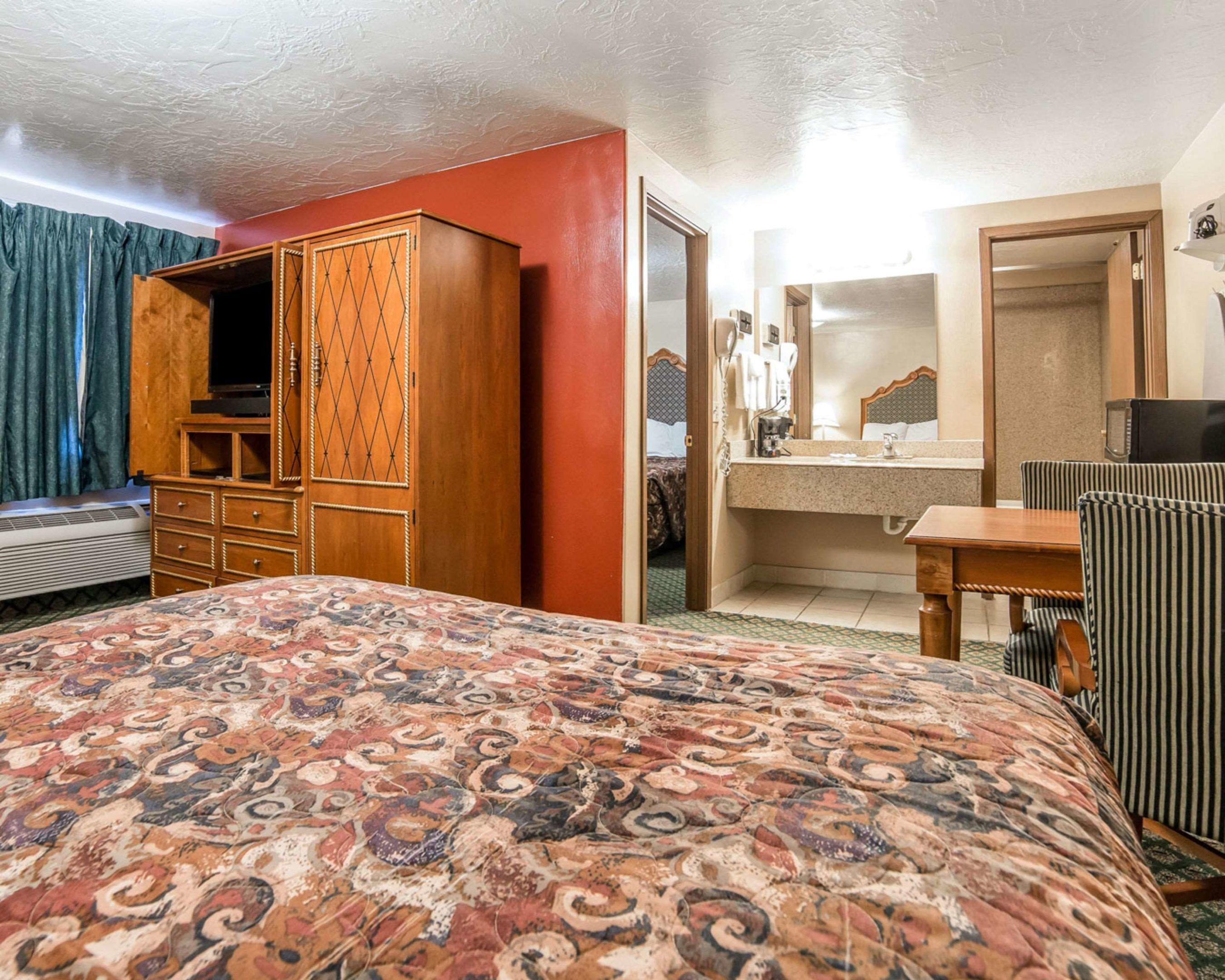 Rodeway Inn & Suites — photo 5