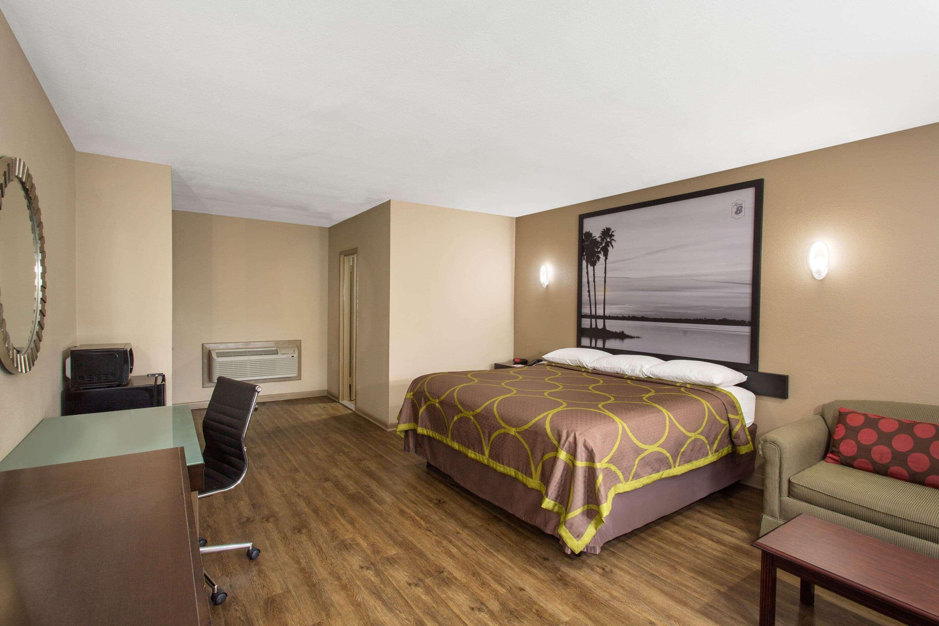 Super 8 by Wyndham Pensacola West — photo 4