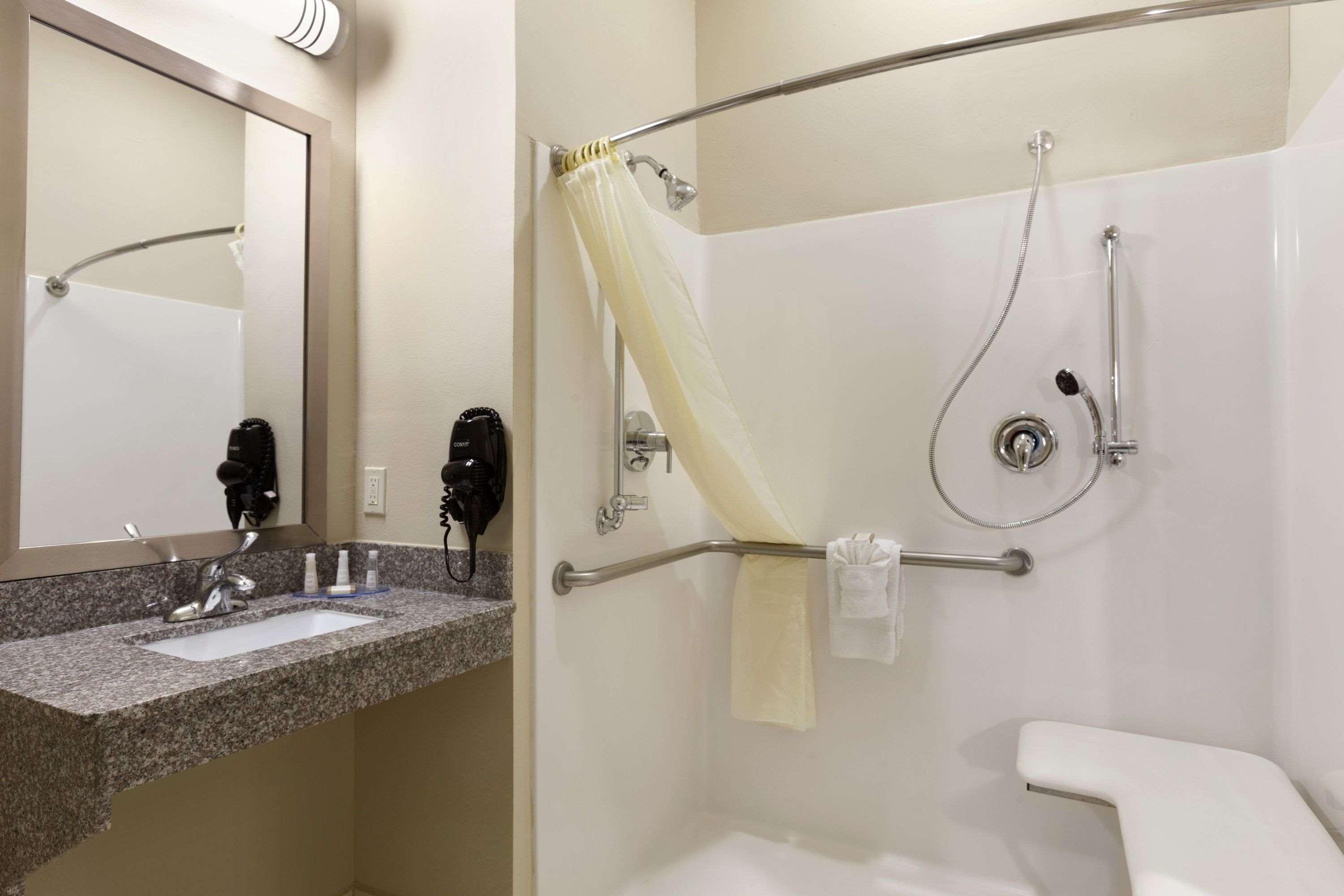 Baymont Inn & Suites Victoria — photo 5