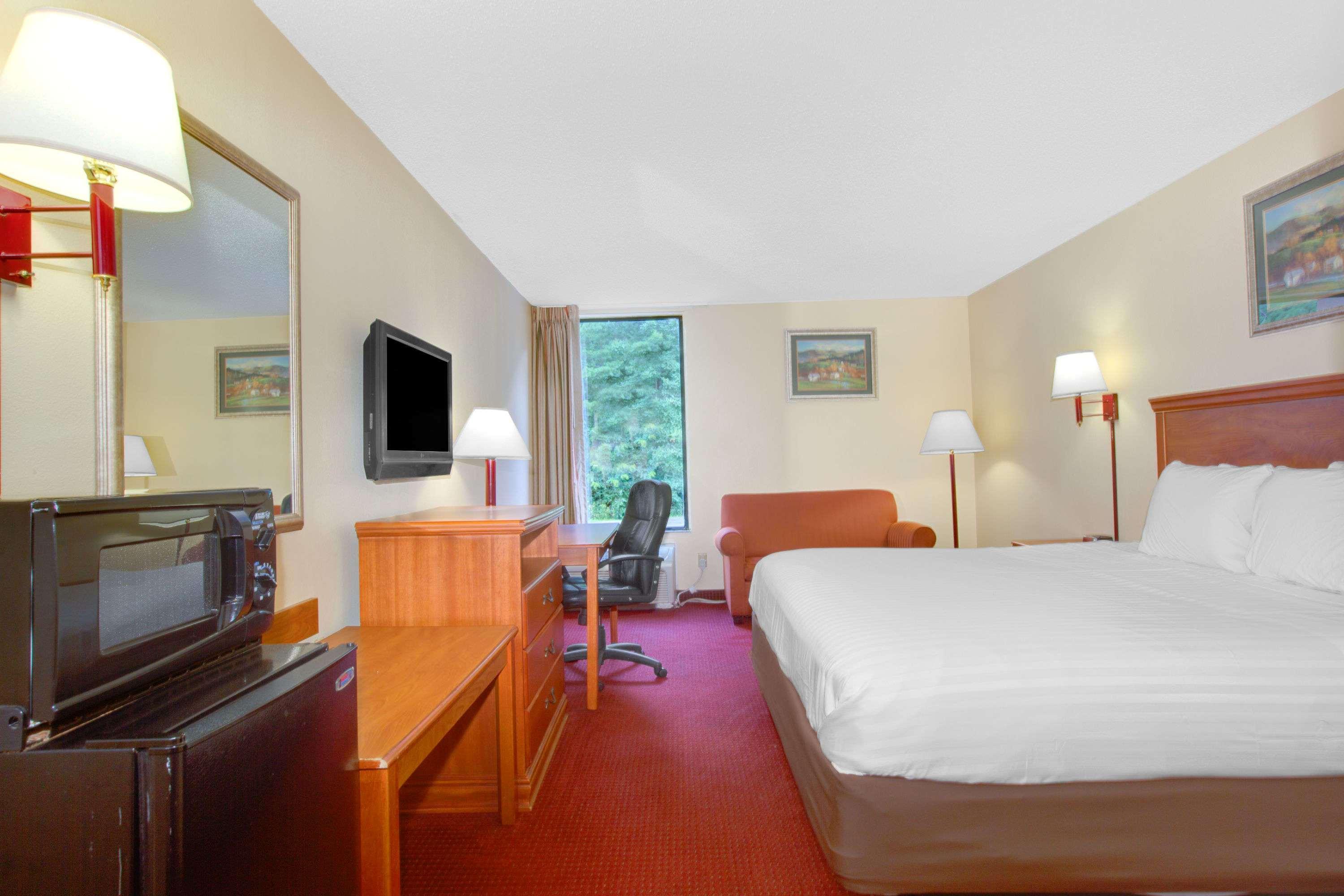 Days Inn by Wyndham Mount Hope — photo 5