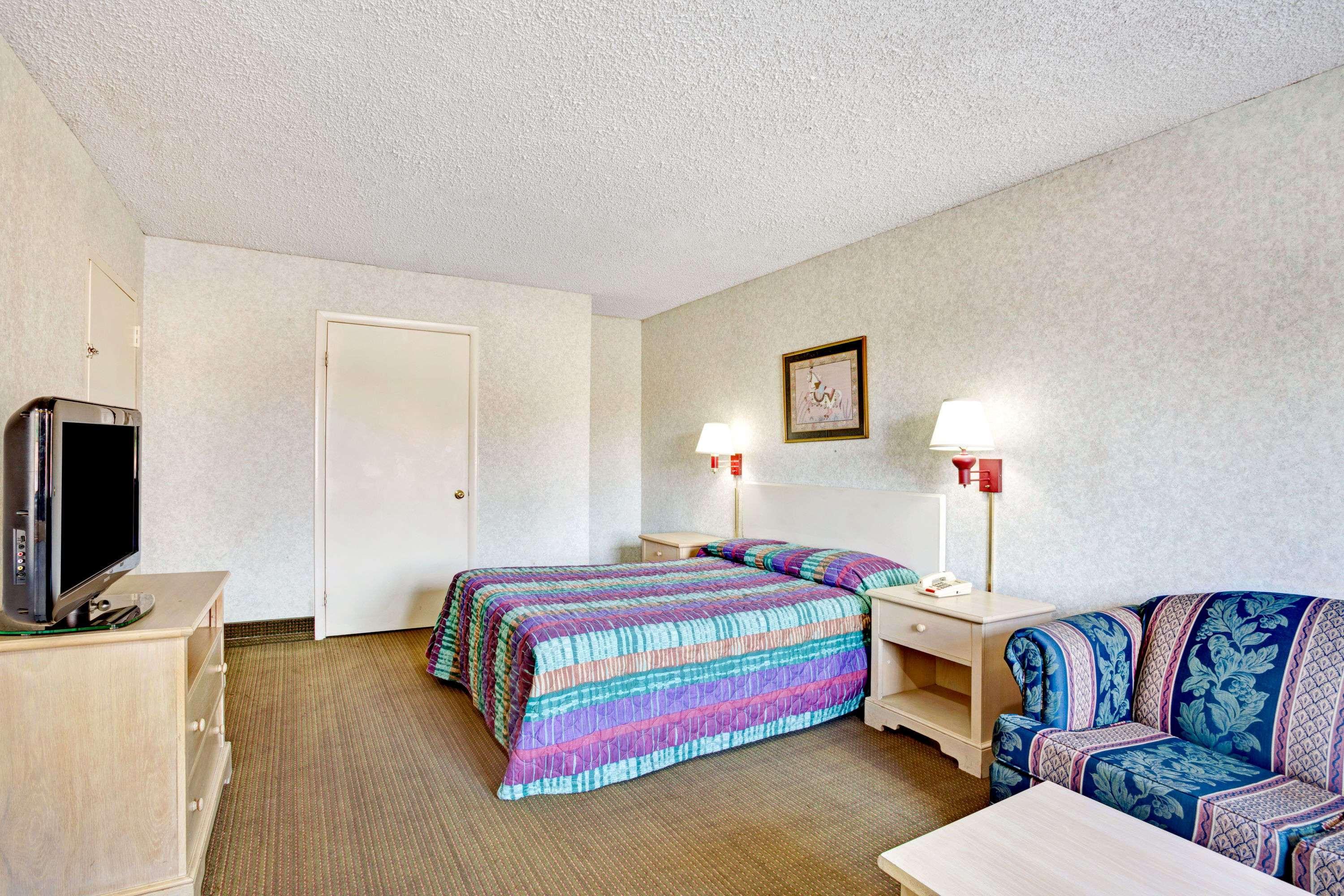 Super 8 by Wyndham Fredericksburg — photo 5
