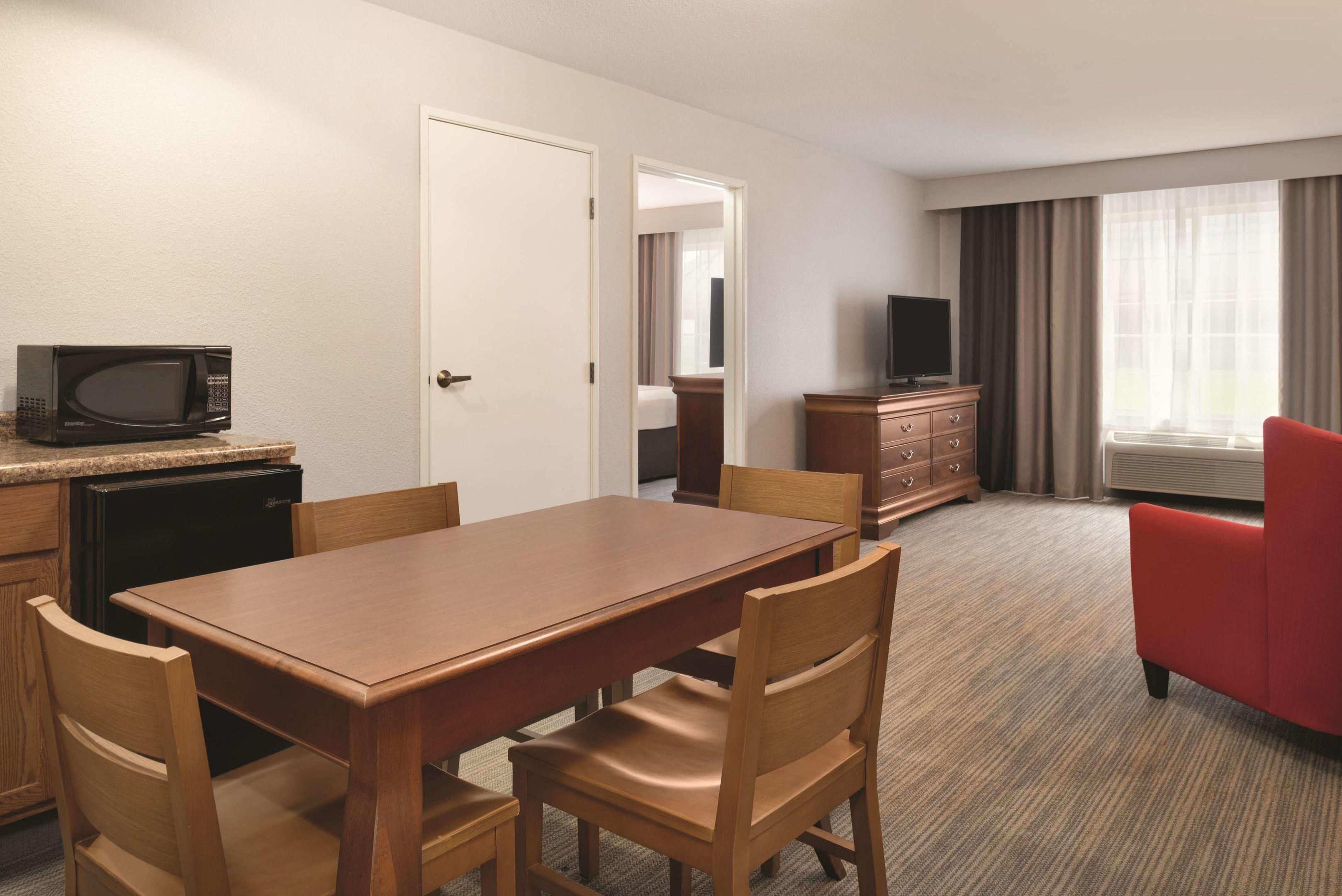 Country Inn & Suites by Radisson, Valparaiso, IN — photo 4