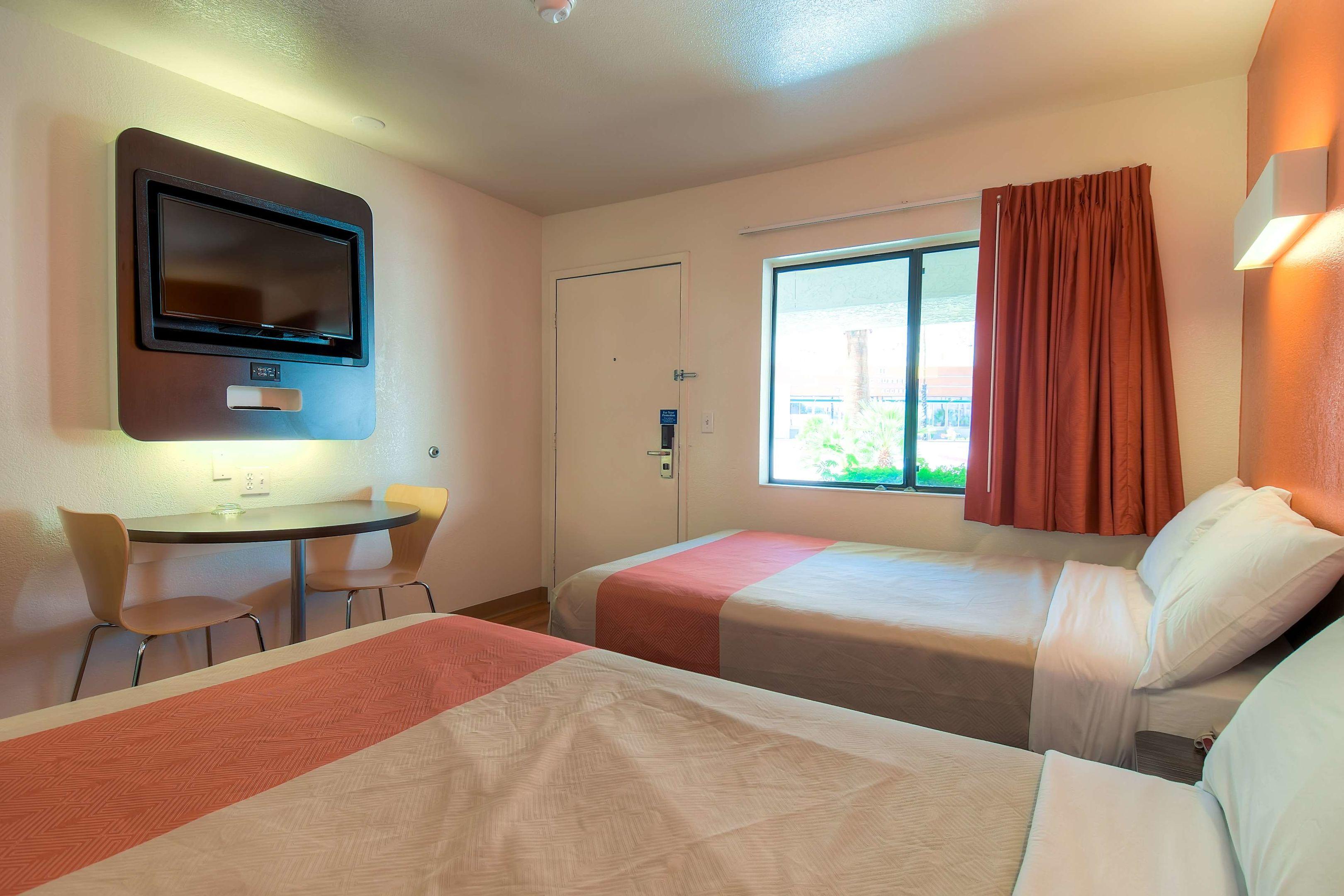 Motel 6 Palm Springs Downtown — photo 5