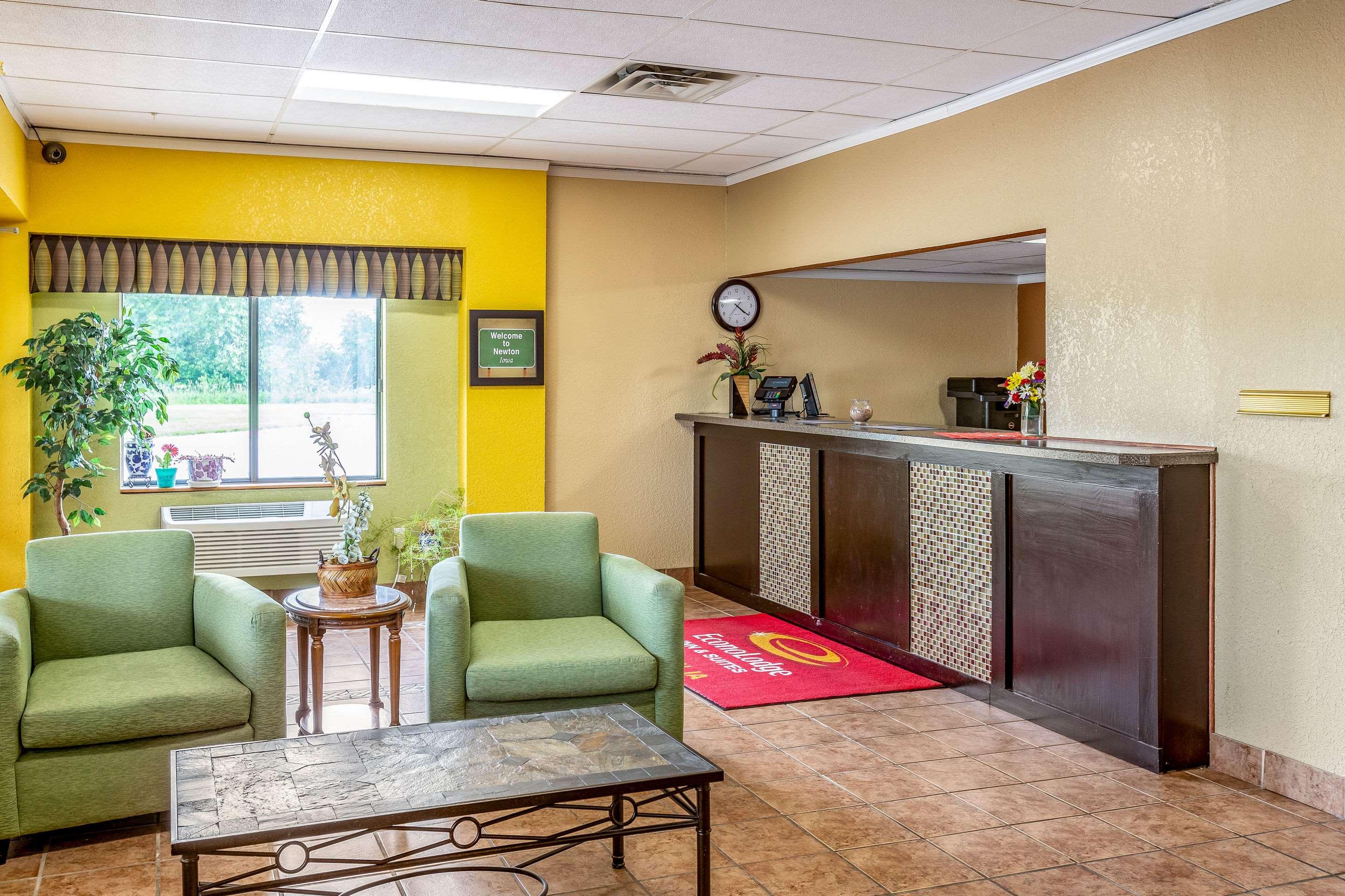 Econo Lodge Inn & Suites — photo 5