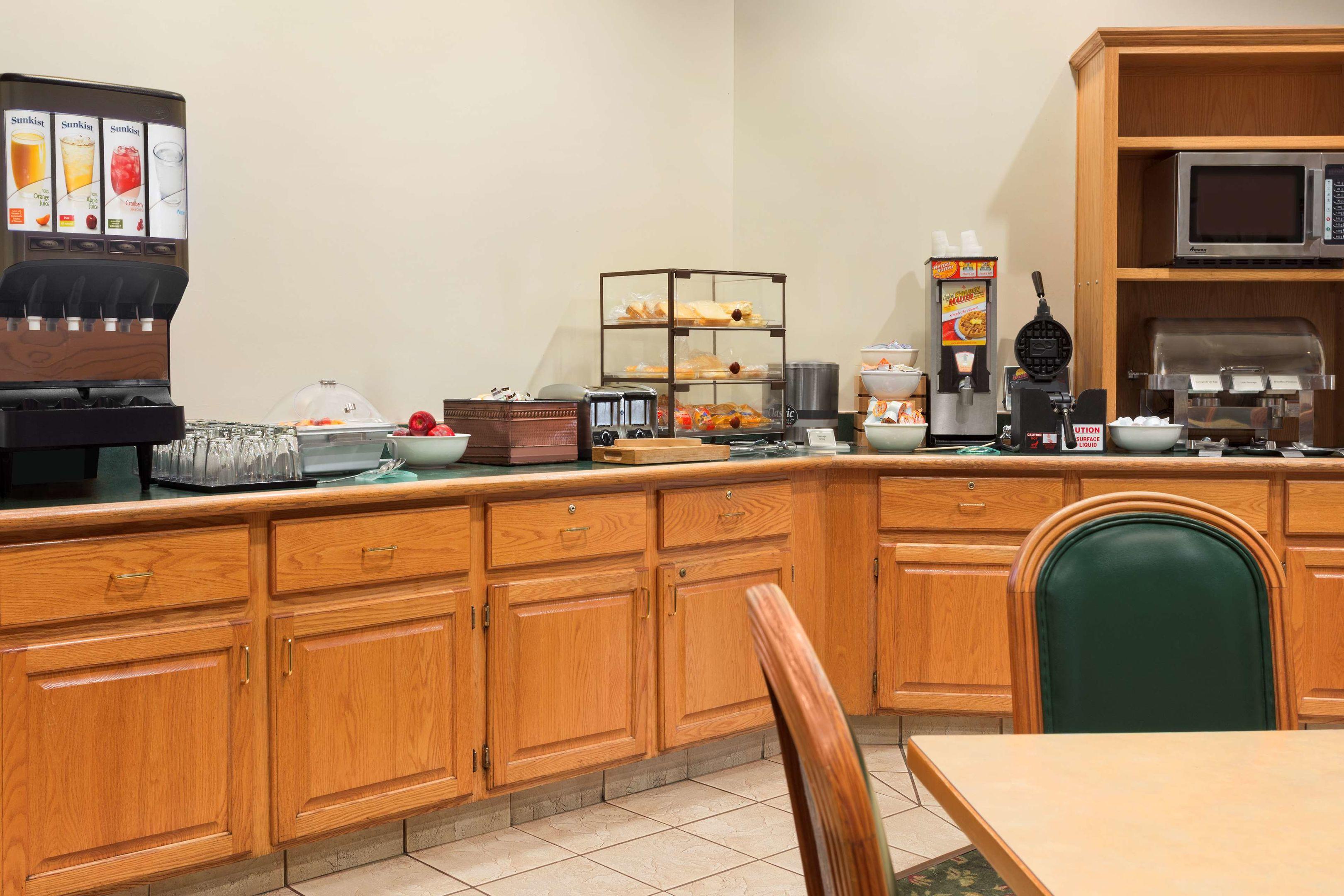 Country Inn & Suites by Radisson, Salina, KS — photo 4